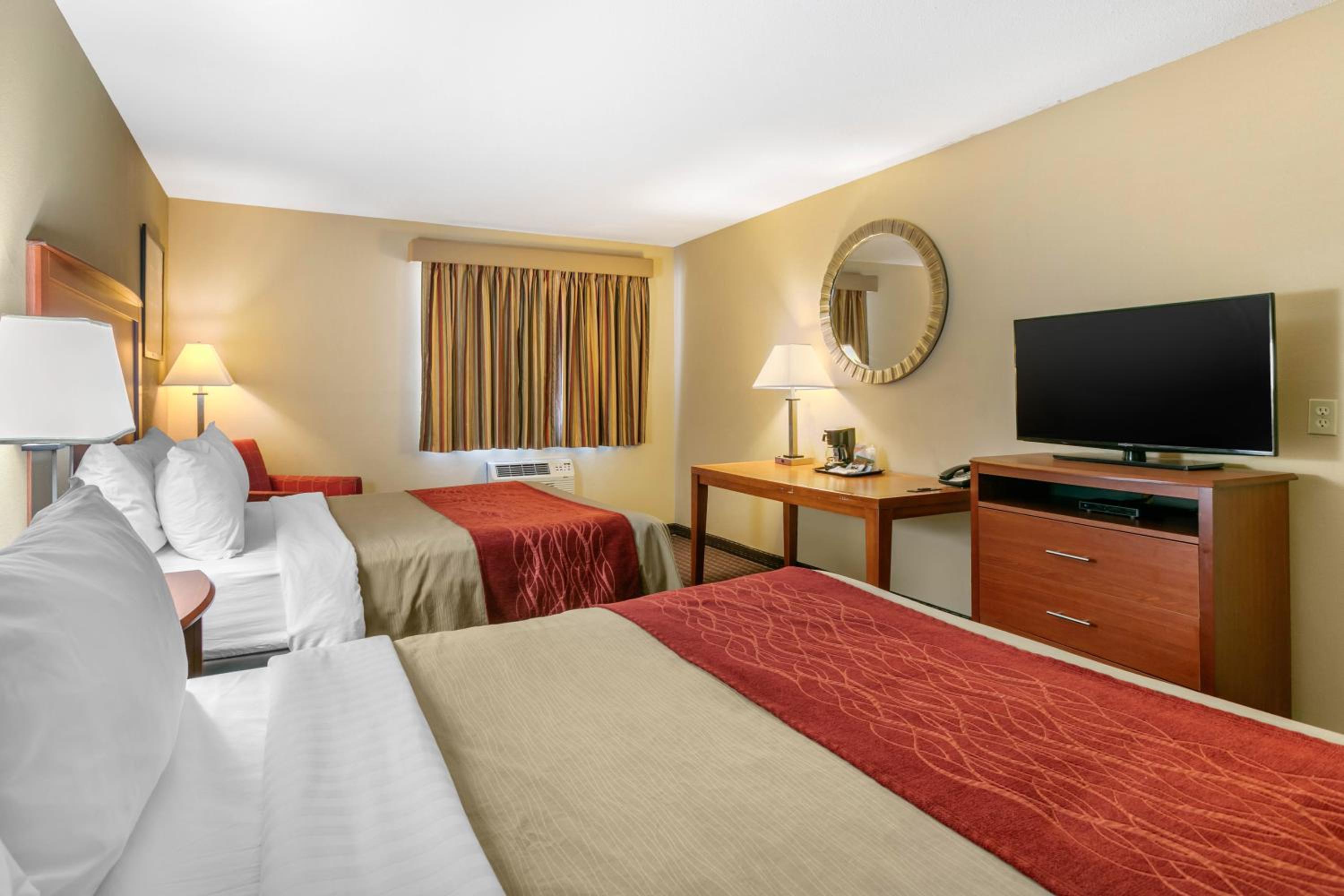 Queen Room with Two Queen Beds - Non-Smoking photo 1