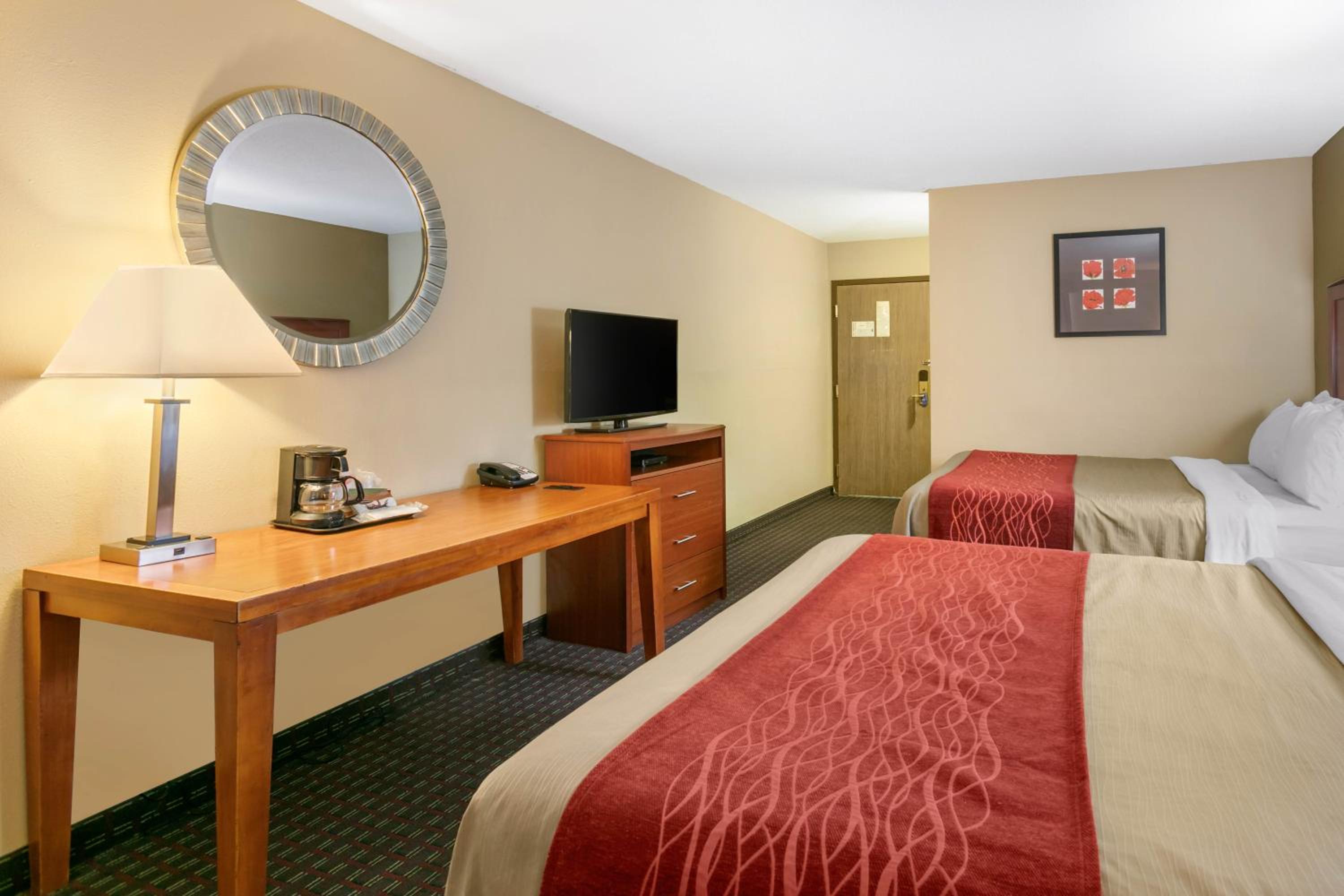 Queen Room with Two Queen Beds - Non-Smoking photo 2