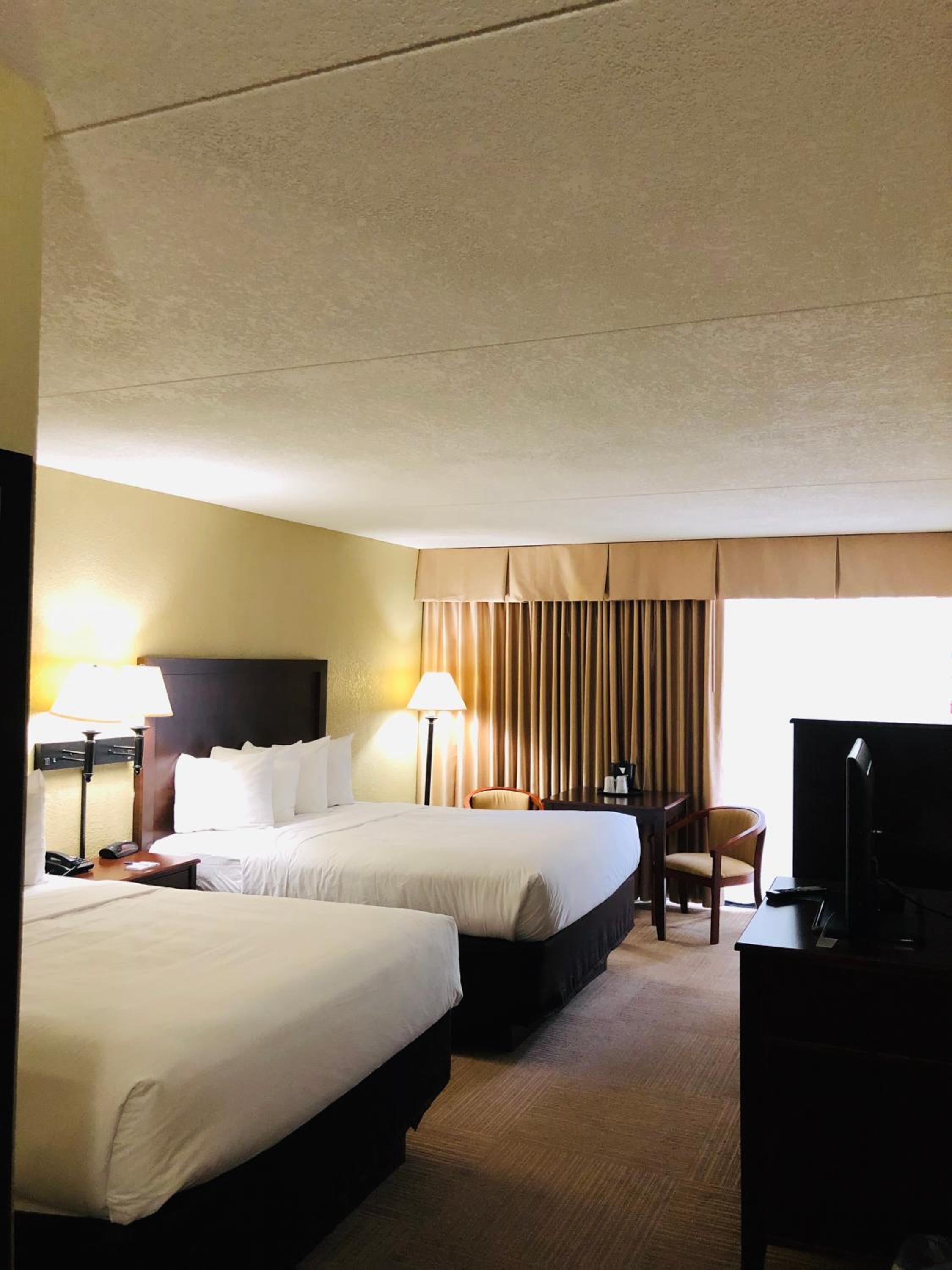 Queen Room with Two Queen Beds - Non-Smoking - Photo 2