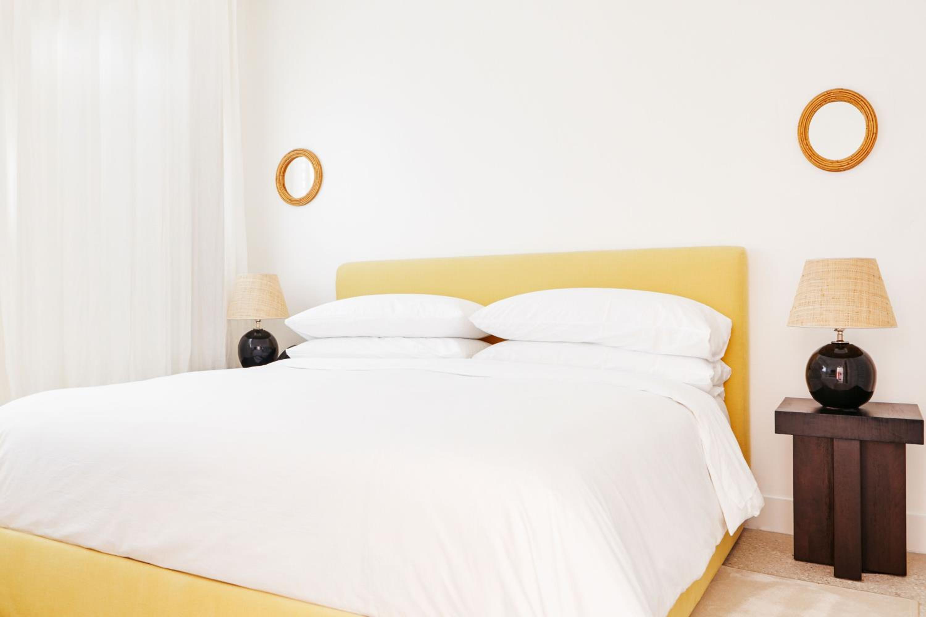 Bed & Sleeping Area
