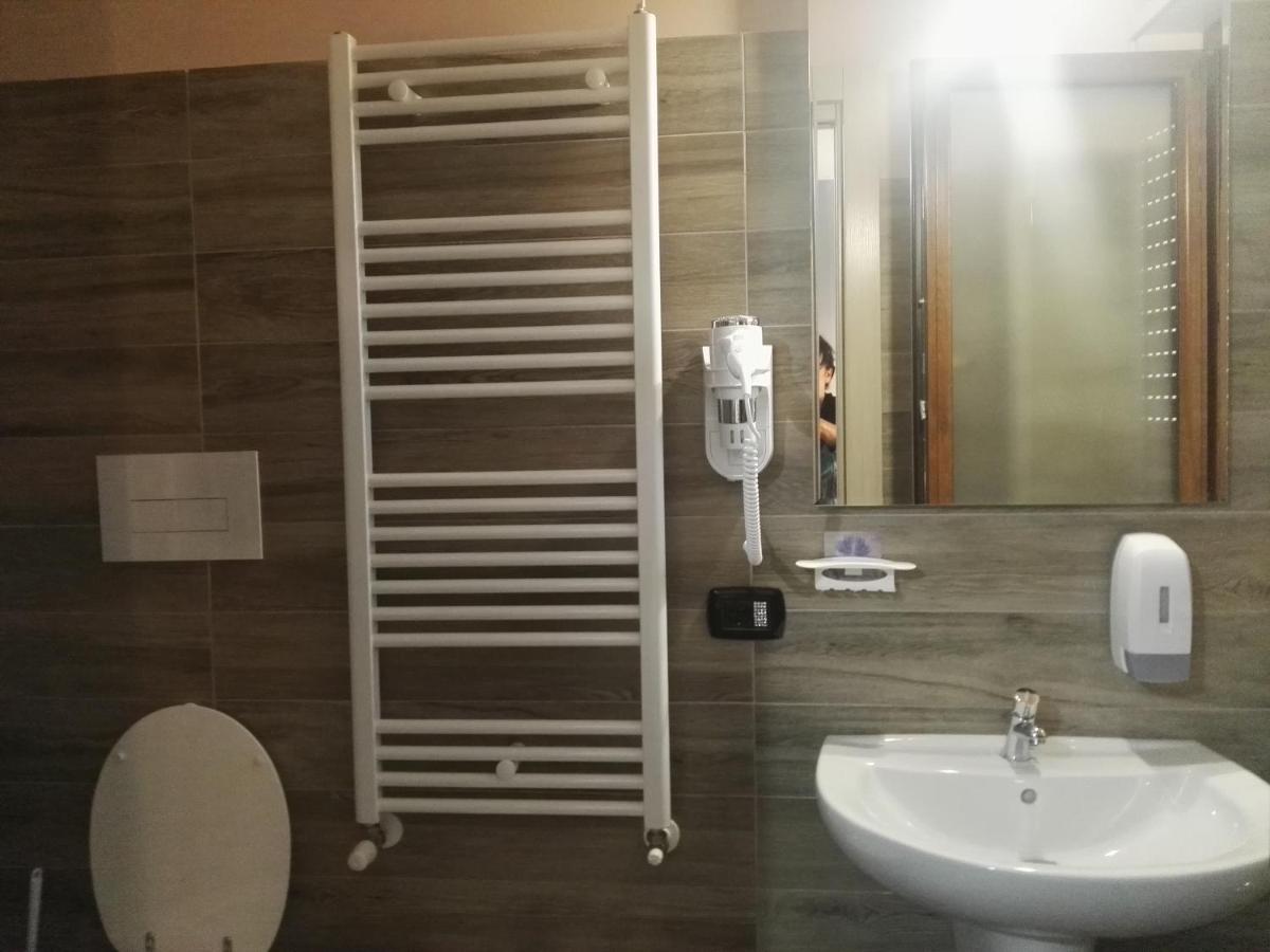 Single Room with Bathroom photo 3