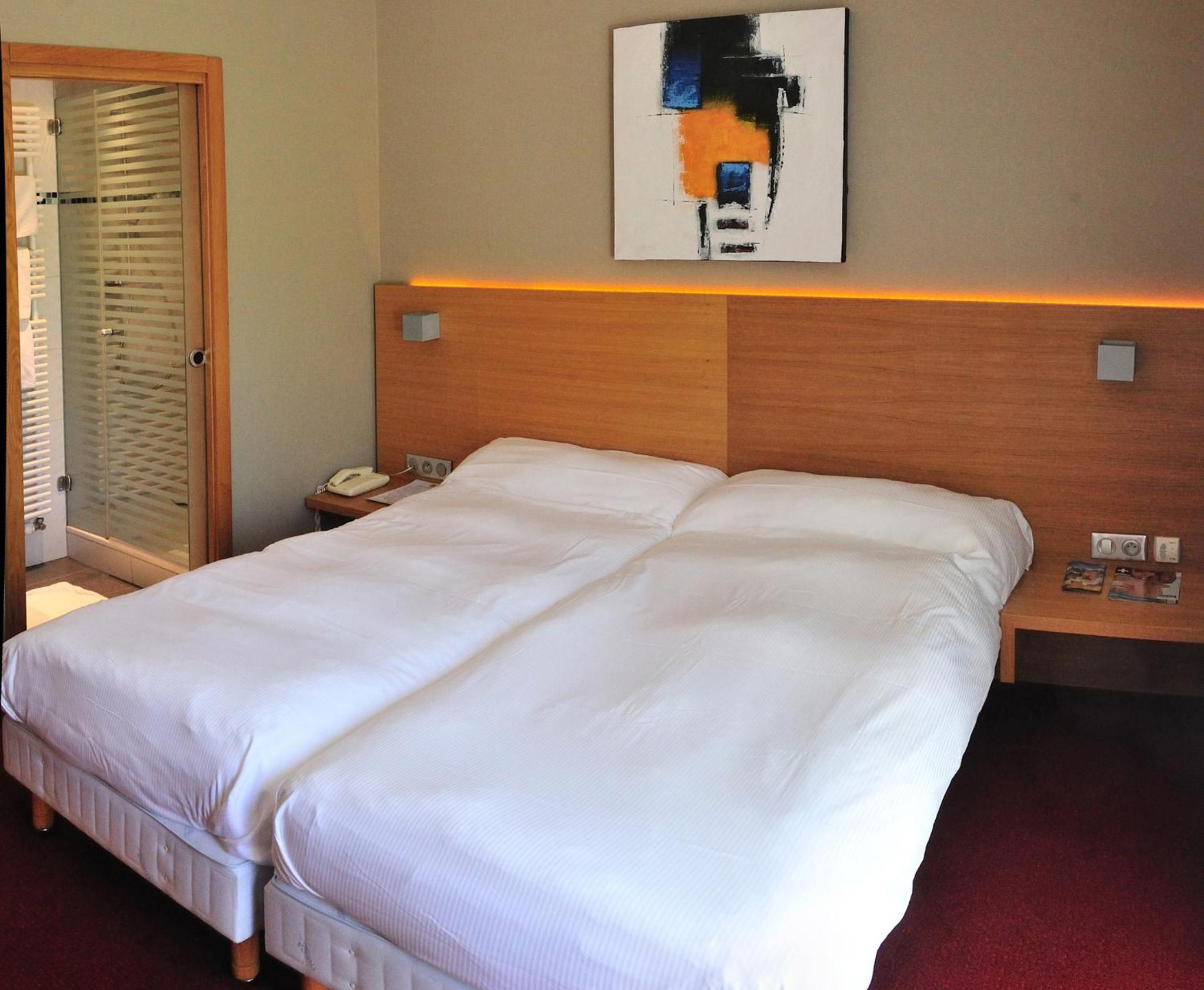 Twin Room with Shower - Photo 5