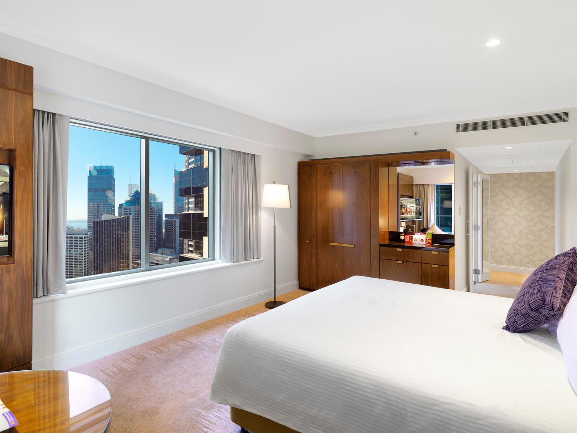 Deluxe Corner King Room - Photo 2