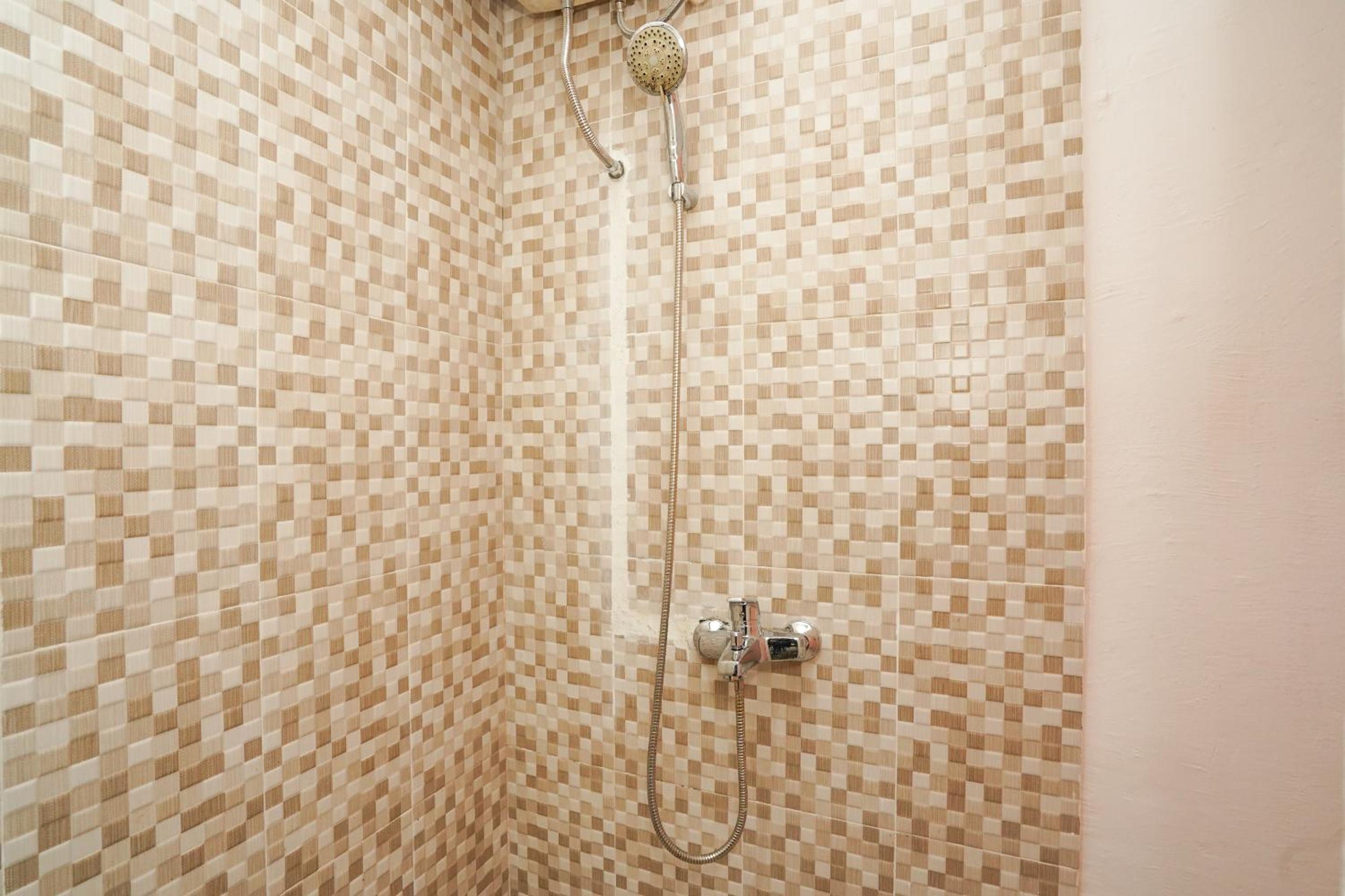 Standard Twin Room - Photo 11