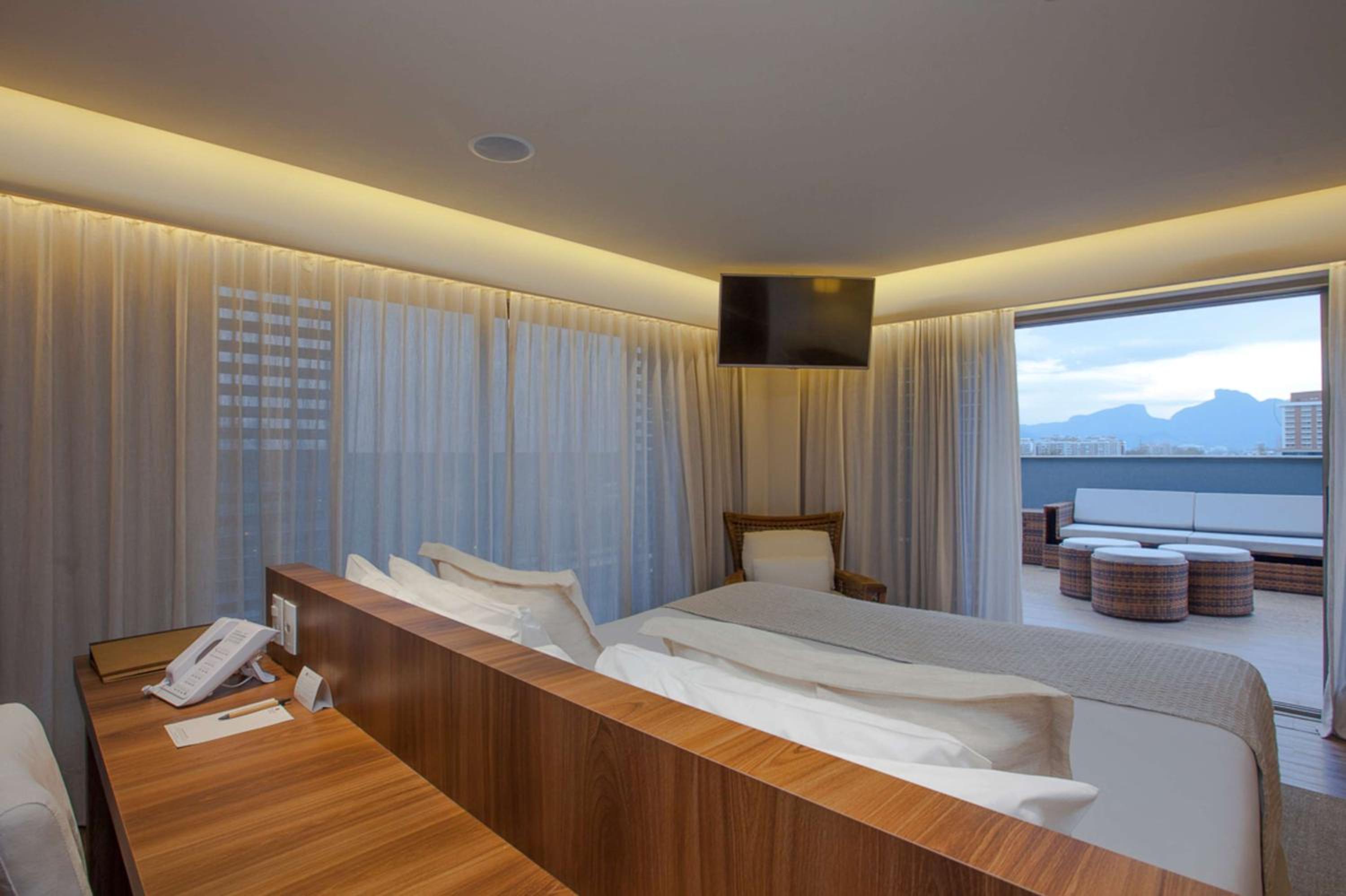 Deluxe King Room with Whirlpool and Balcony