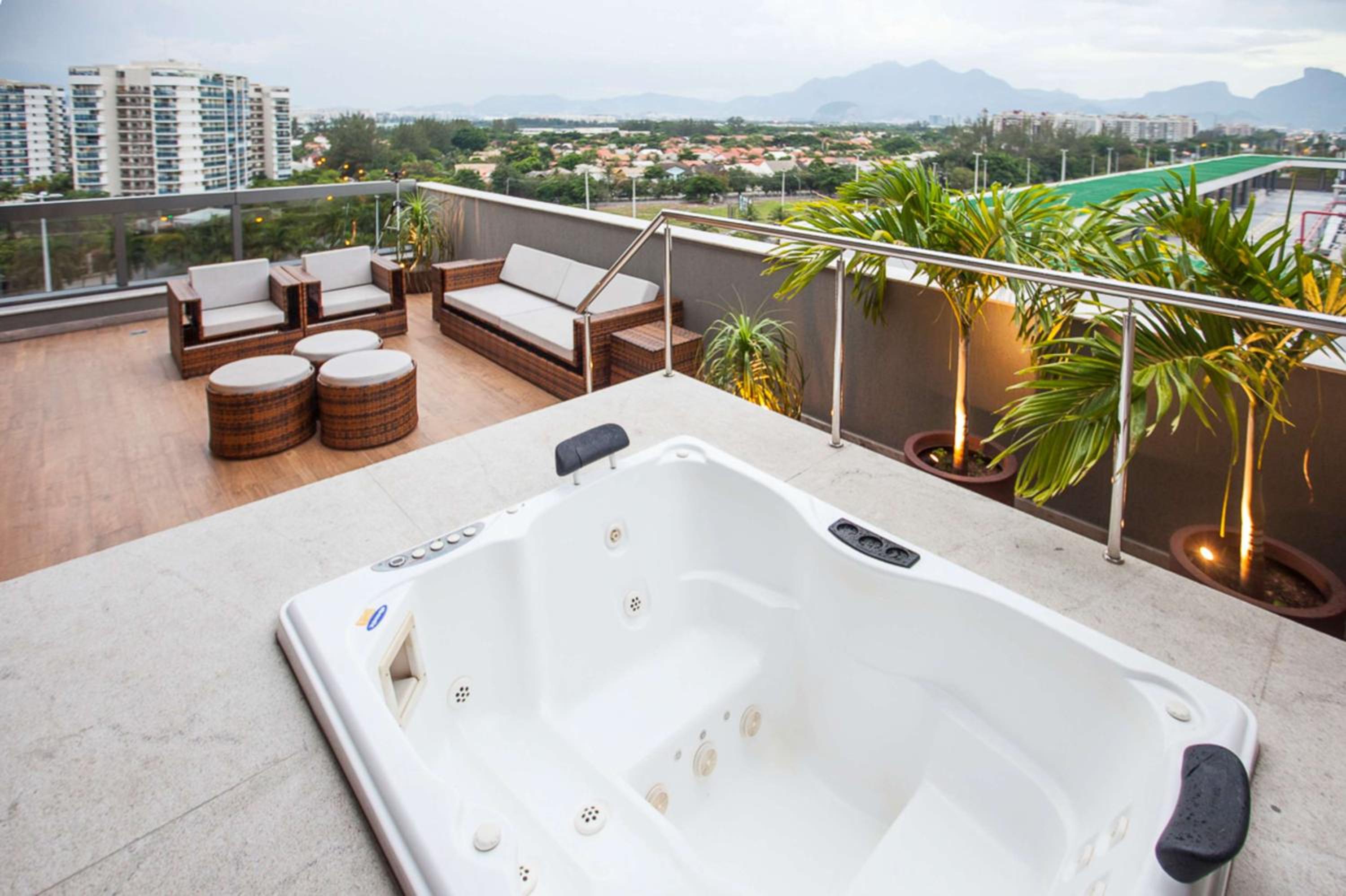 Deluxe King Room with Whirlpool and Balcony thumbnail 6