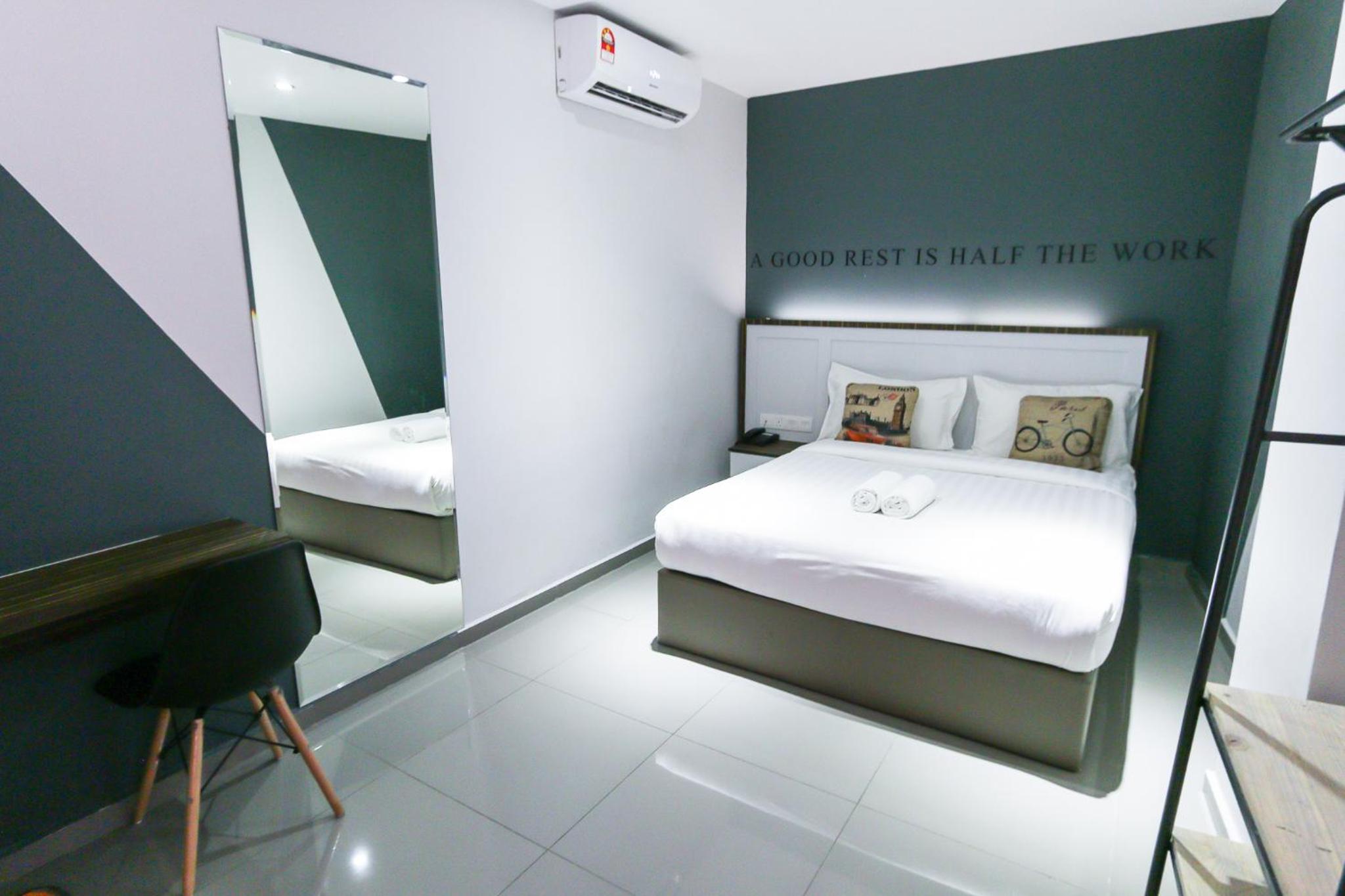 Deluxe Queen Room with Window