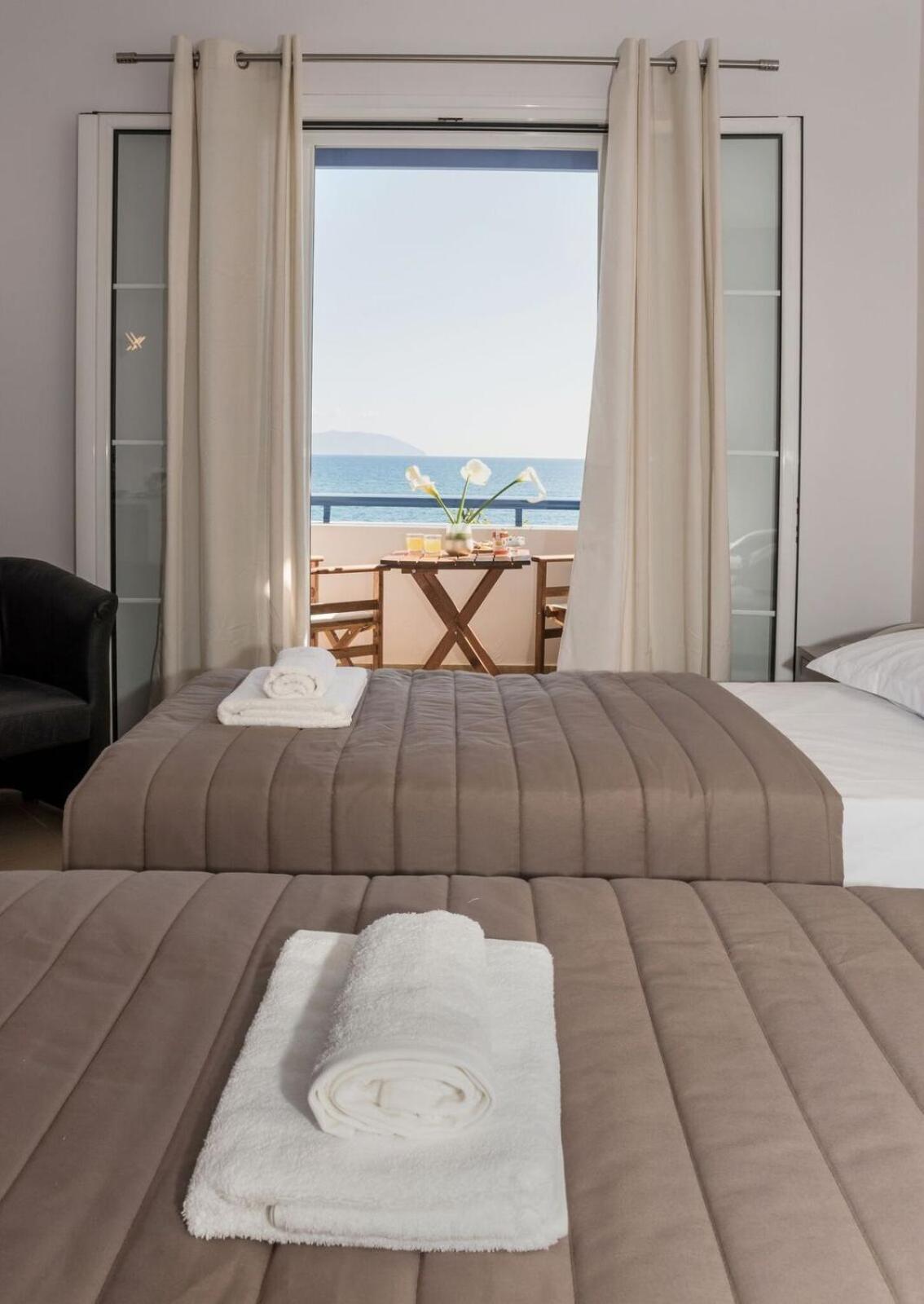 Twin Room with Sea View - Photo 12