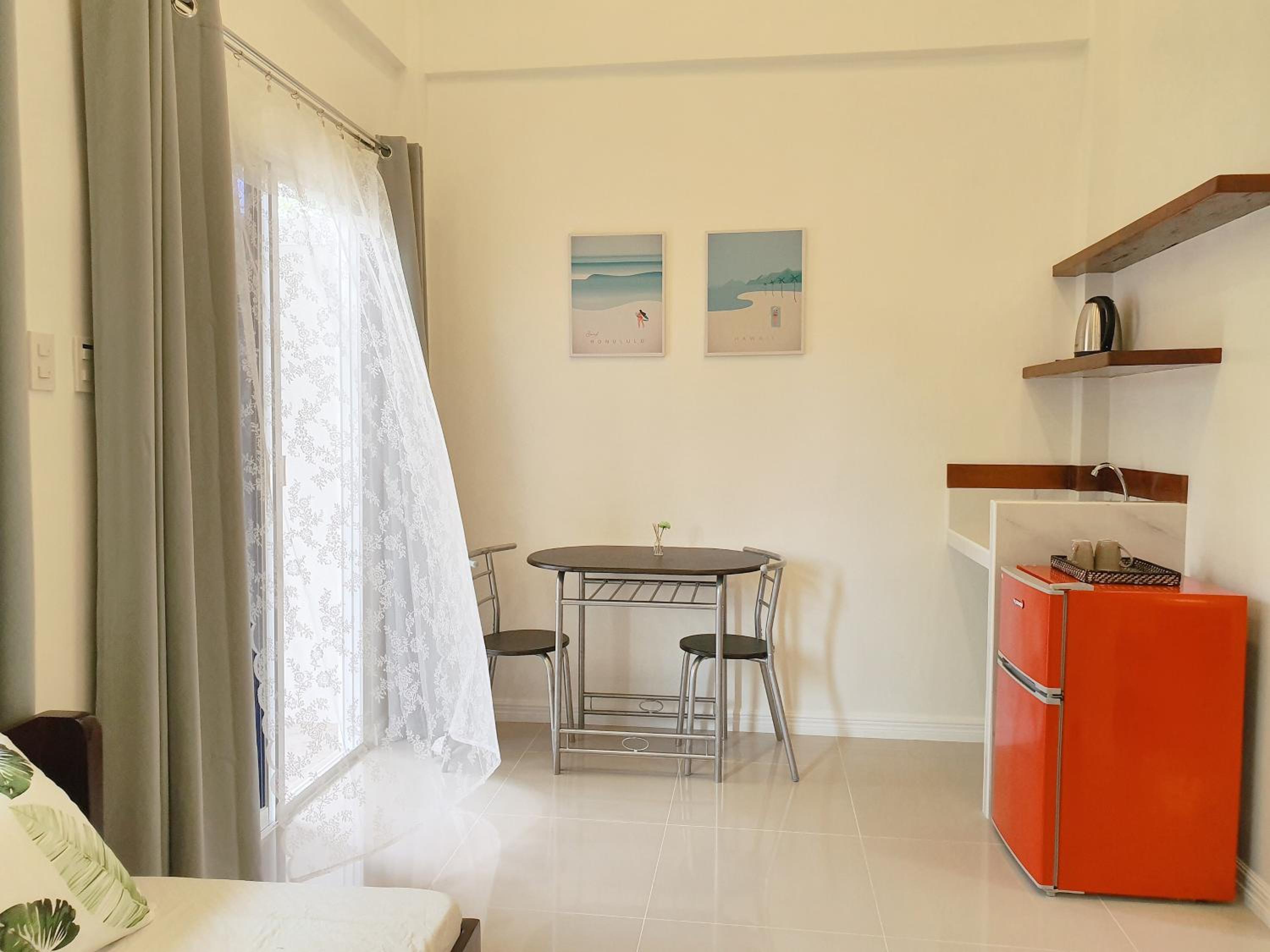 Deluxe Queen Suite - Photo 16