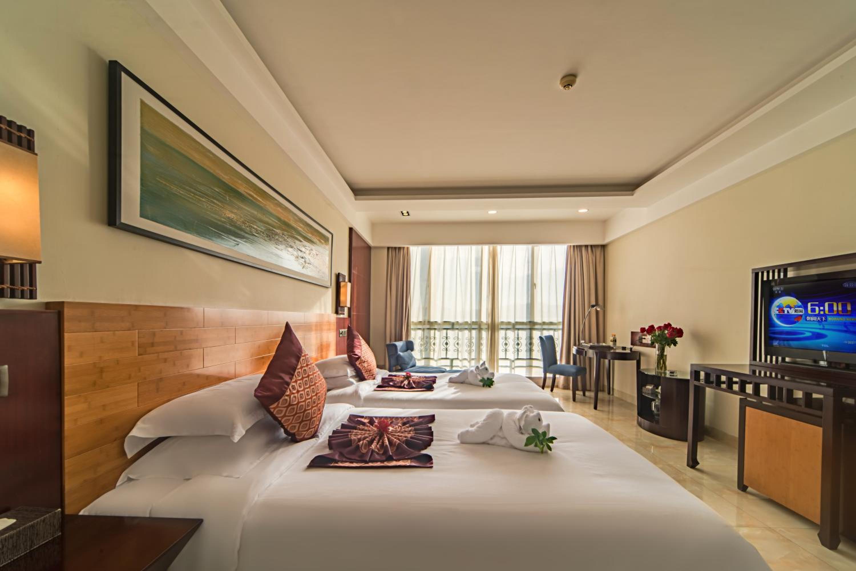 Deluxe Twin Room with City View - Photo 3
