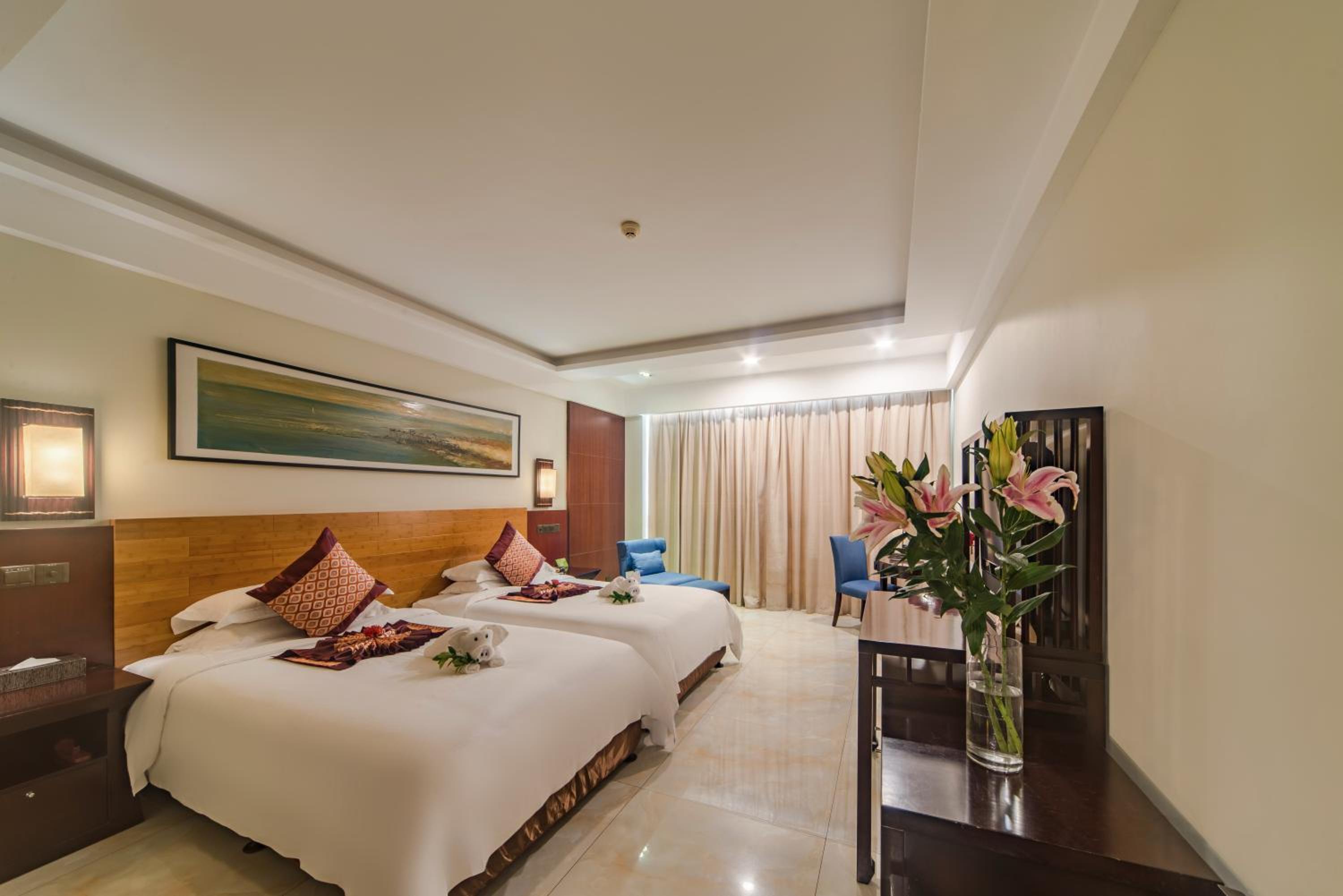 Deluxe Twin Room with City View - Photo 4