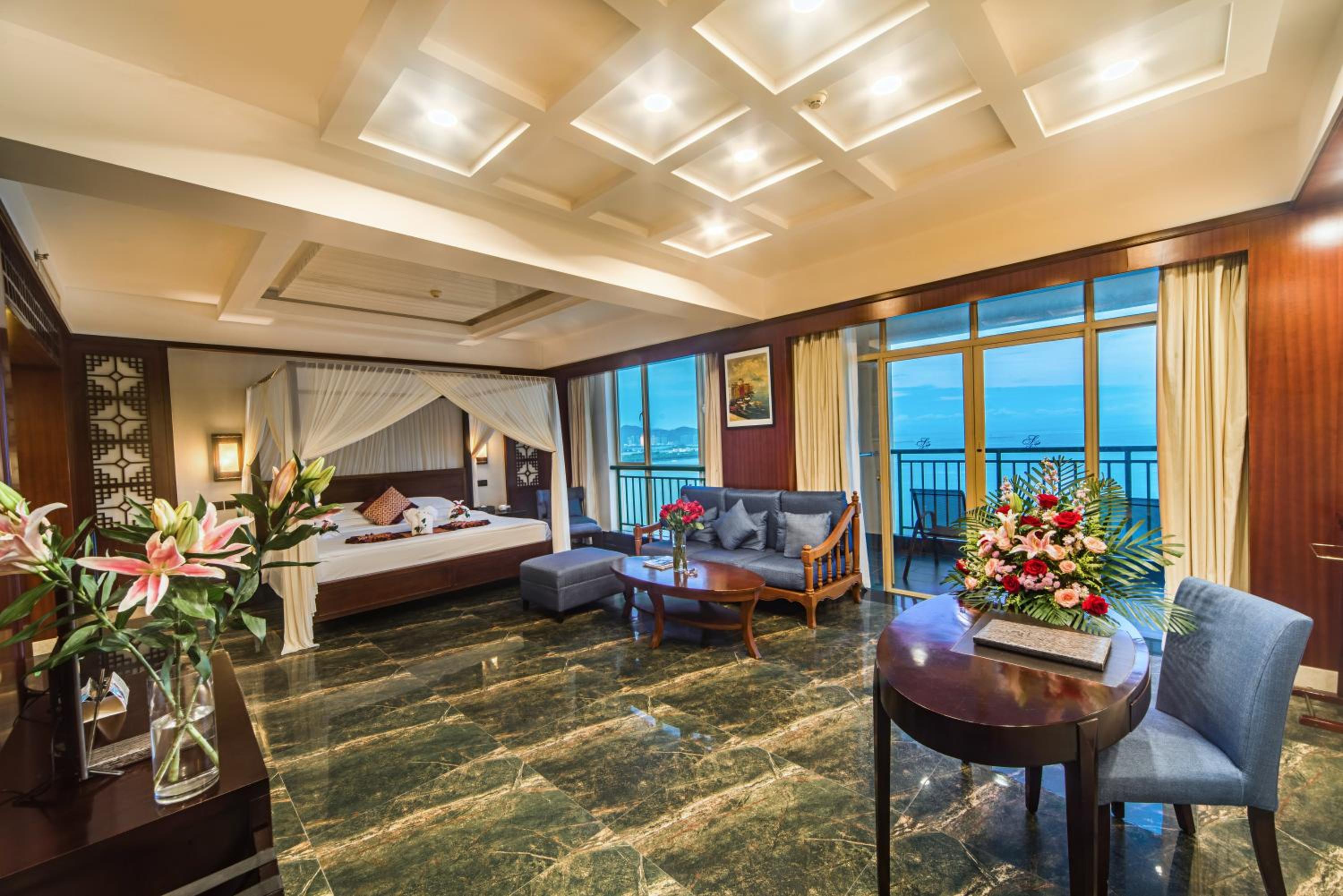 Deluxe Suite with Sea View - Photo 2