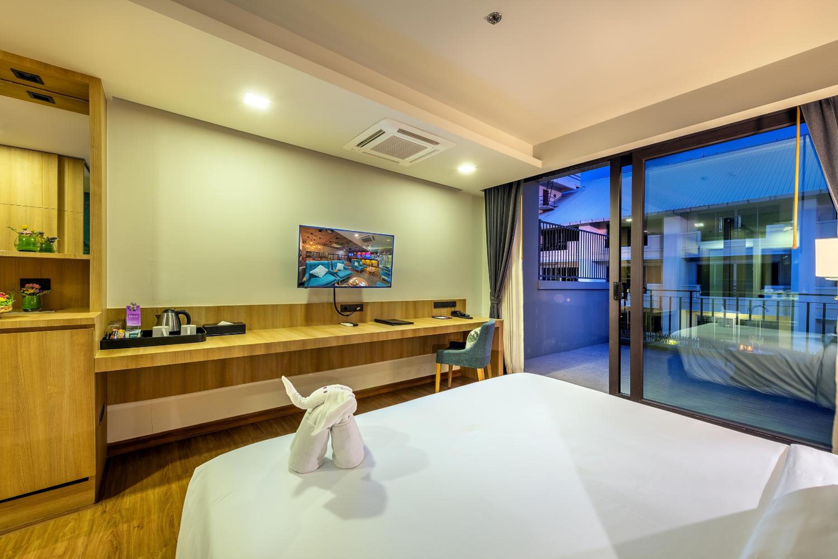 Studio Suite with Pool View photo 3
