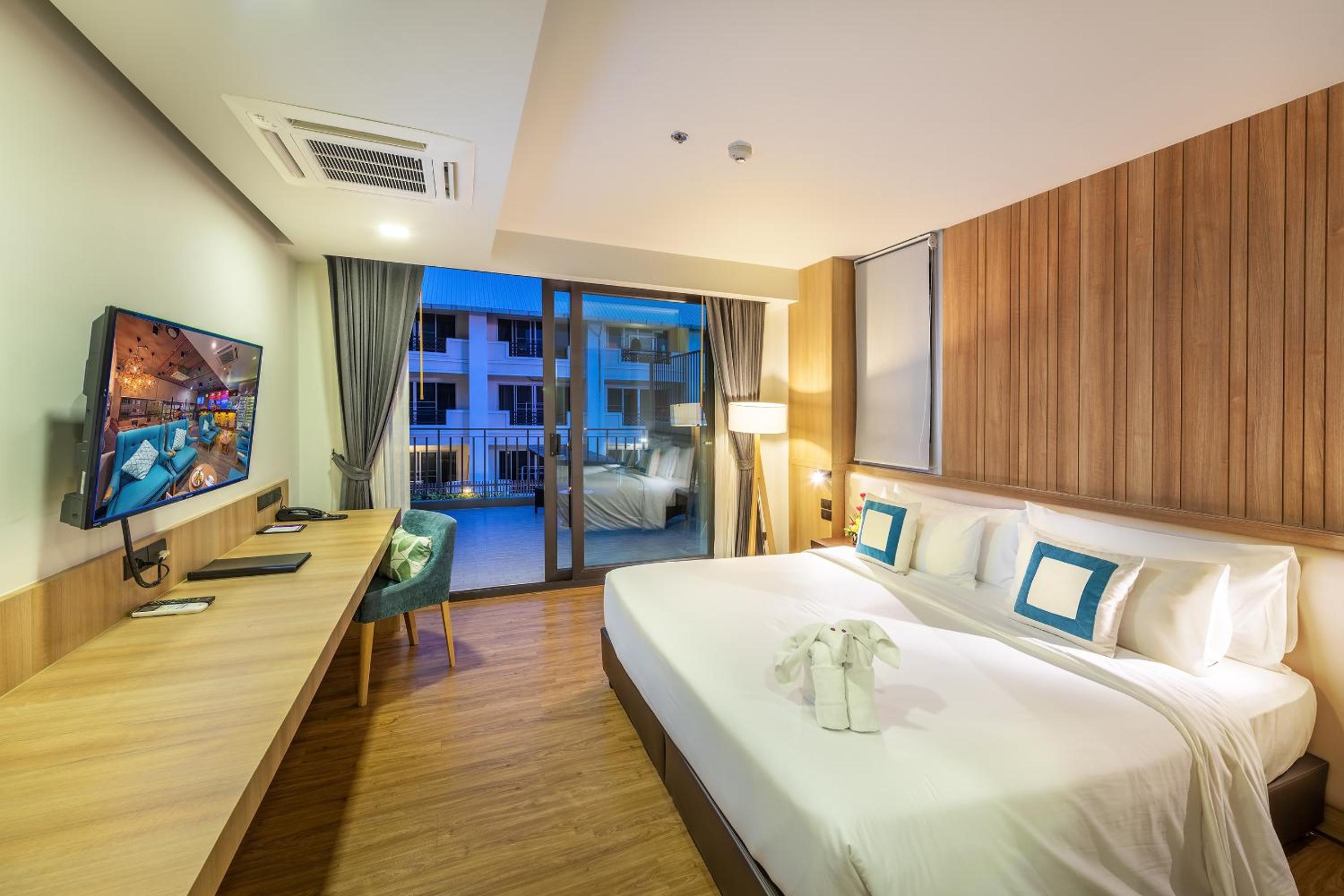 Studio Suite with Pool View photo 2