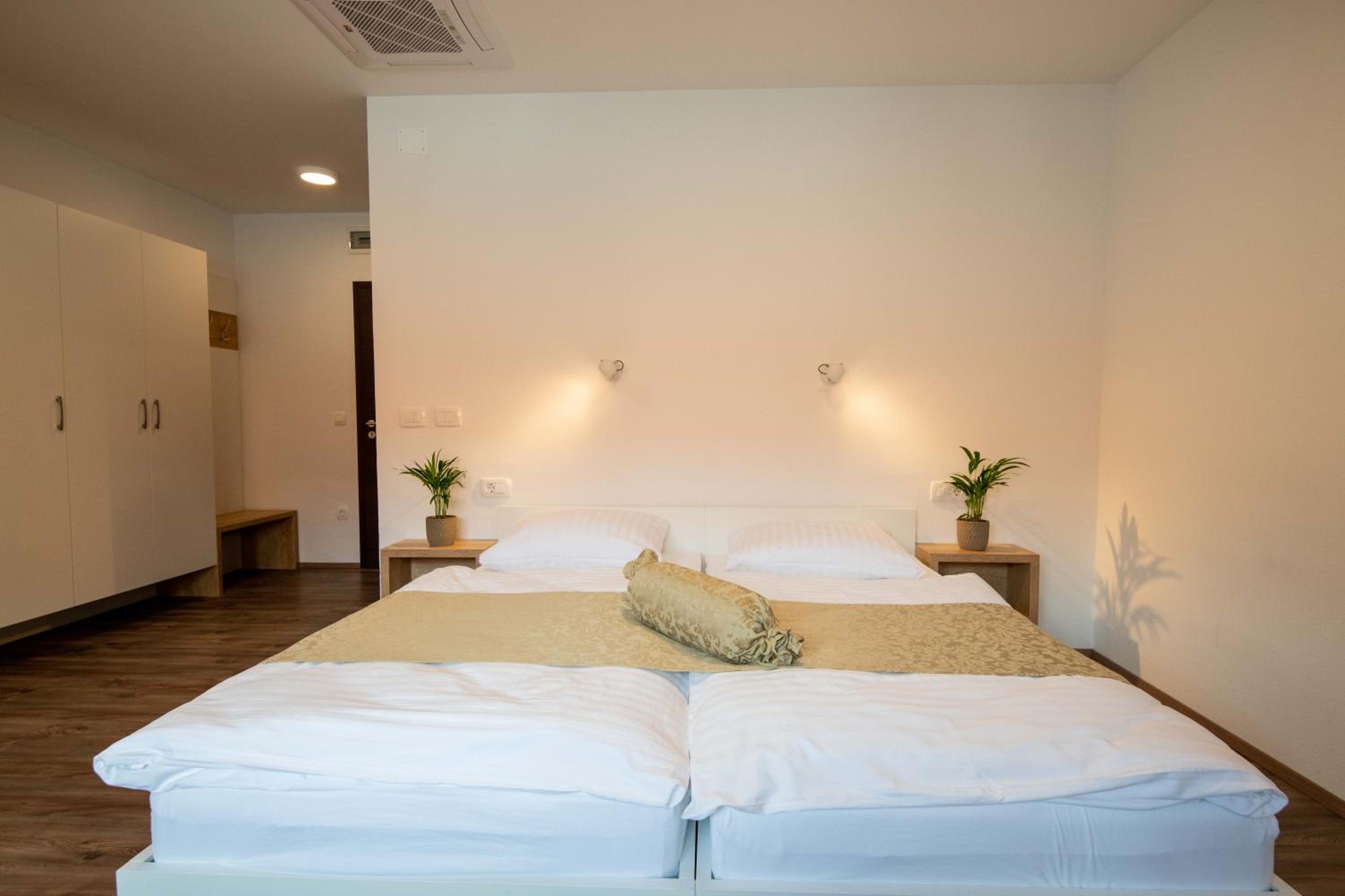 Budget Double Room - Photo 1