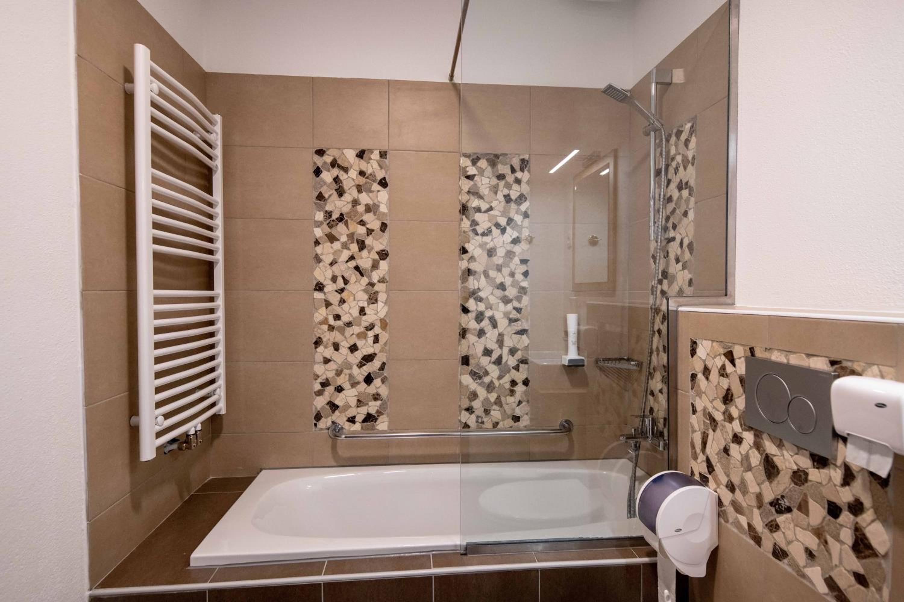 Quadruple Room with Private Bathroom - Photo 4
