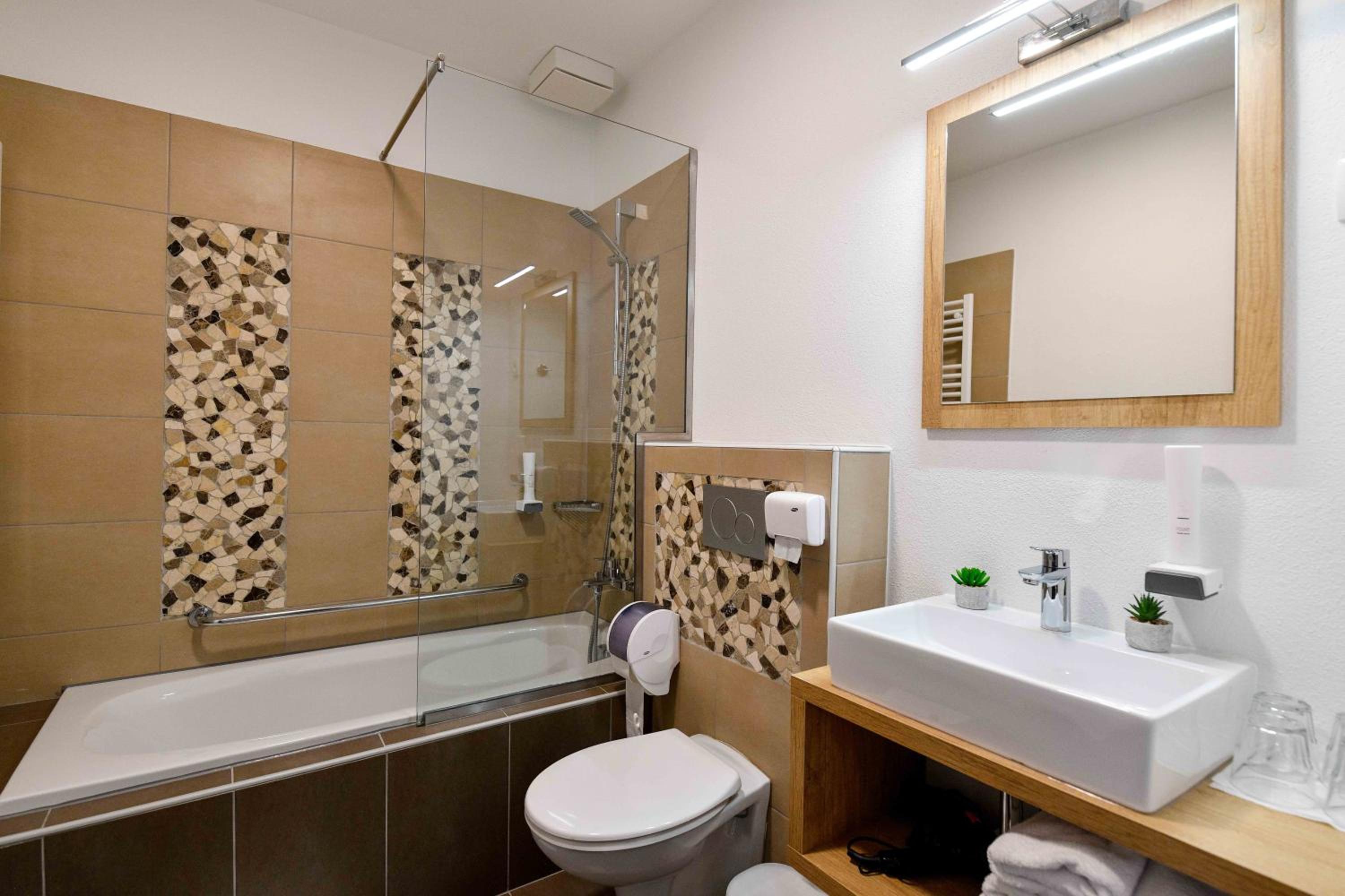 Quadruple Room with Private Bathroom - Photo 3