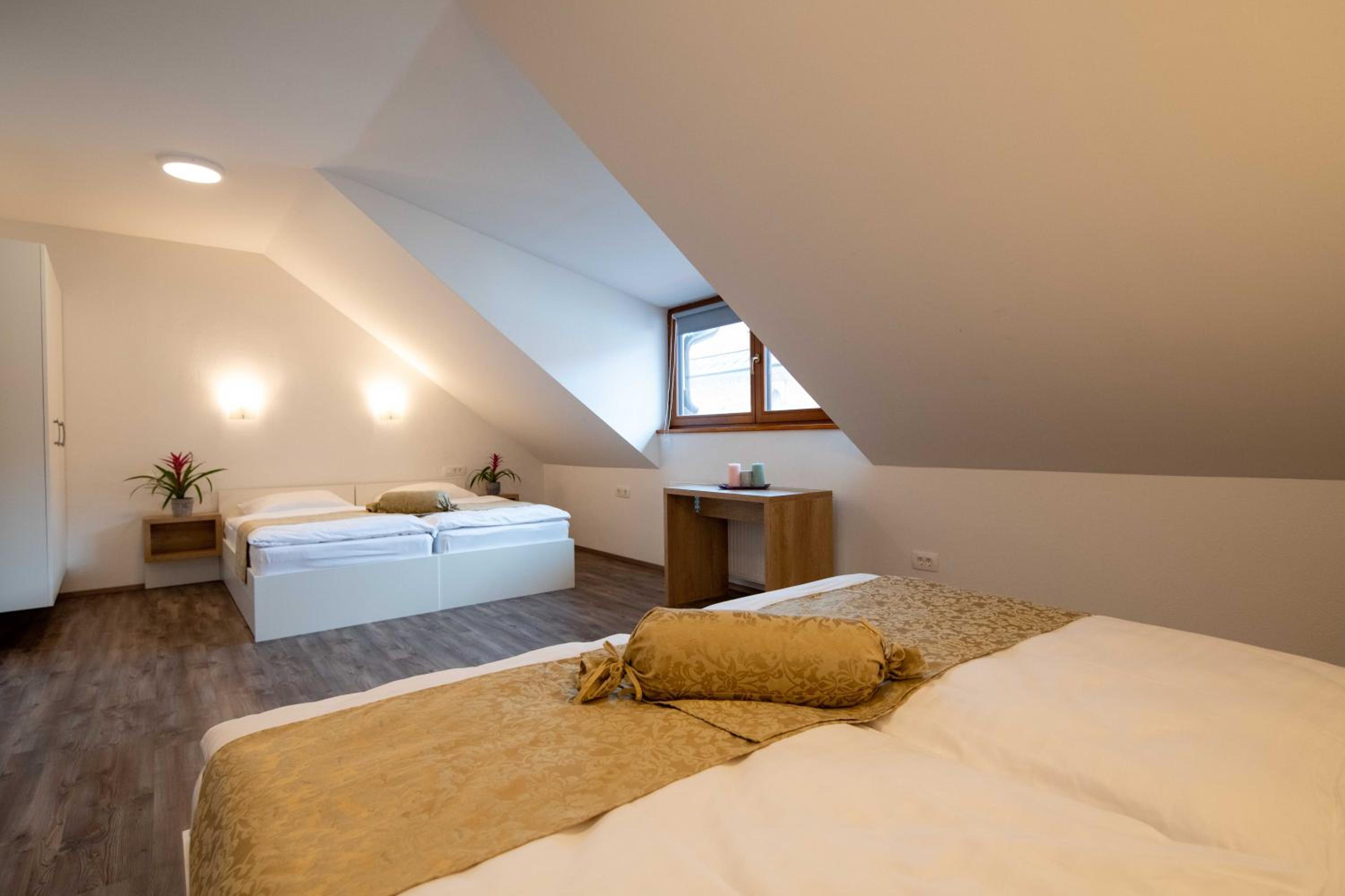 Quadruple Room with Private Bathroom - Photo 2