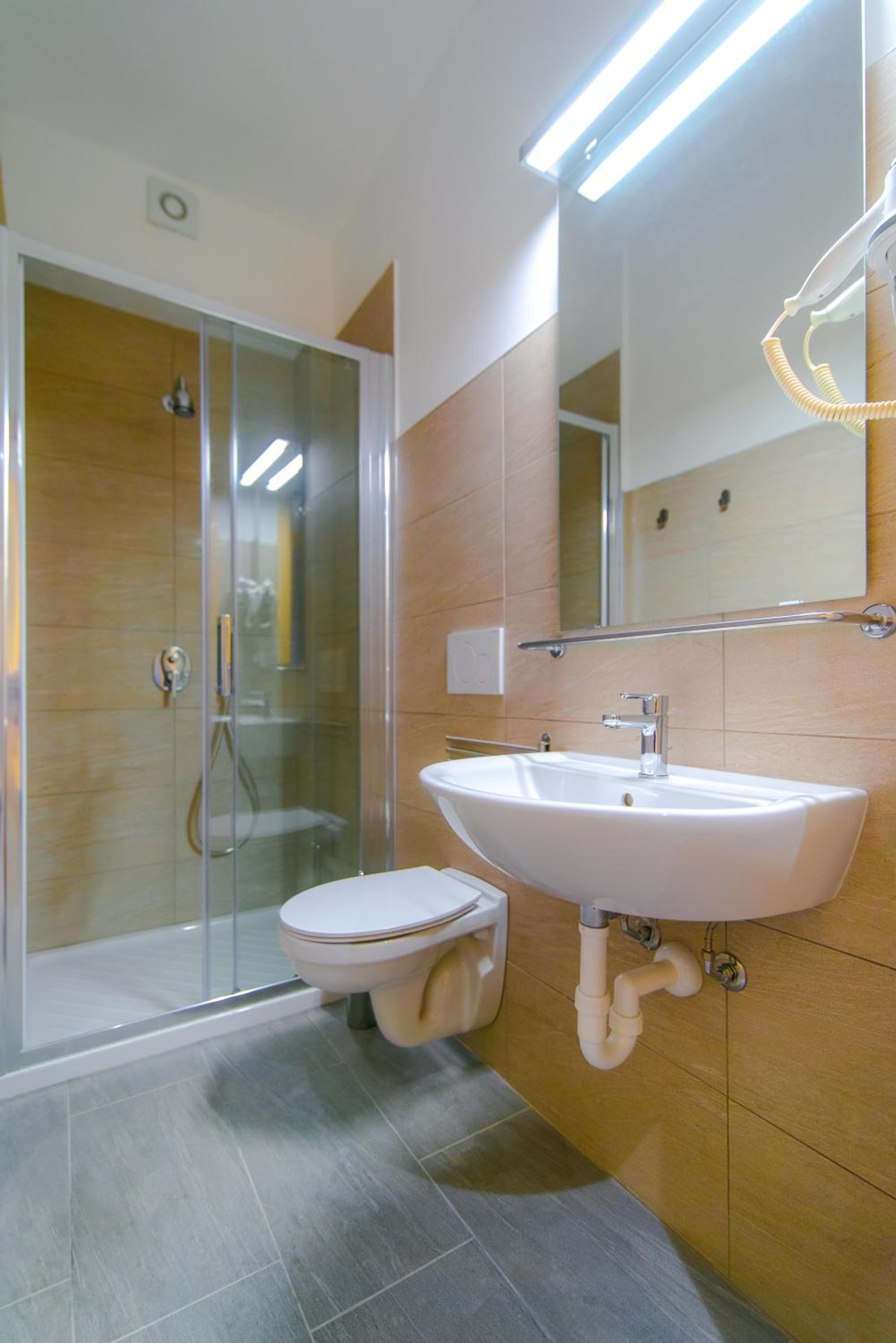 Deluxe Double Room with Balcony - Photo 6