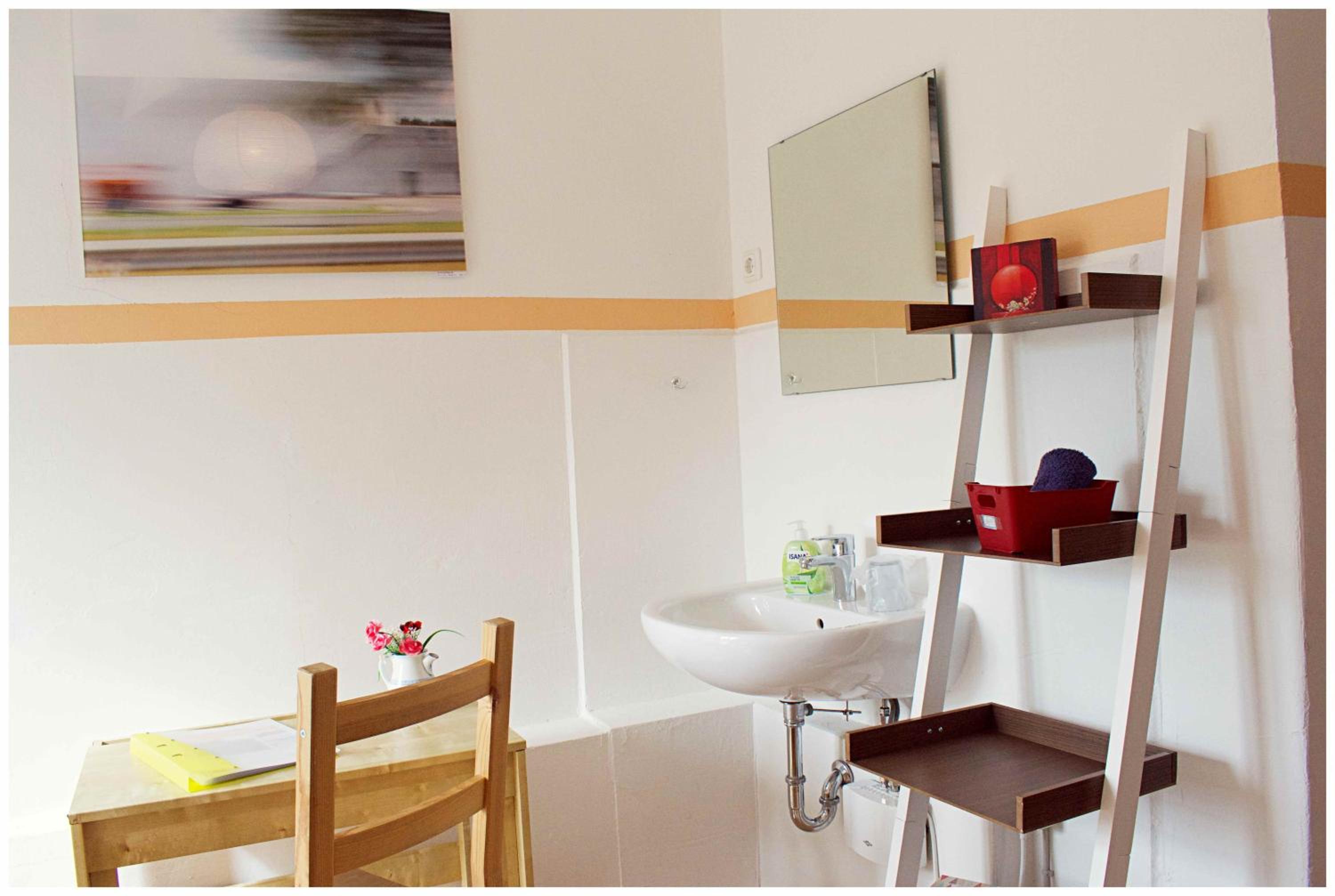 Single Room with Shared Bathroom photo 3