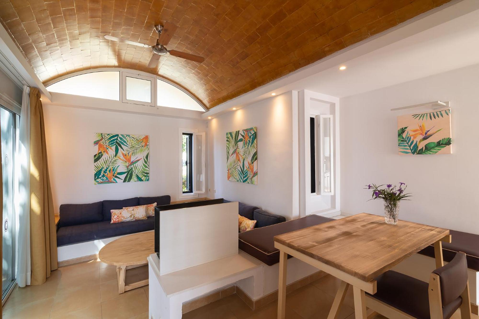 Superior One-Bedroom Bungalow thumbnail 5