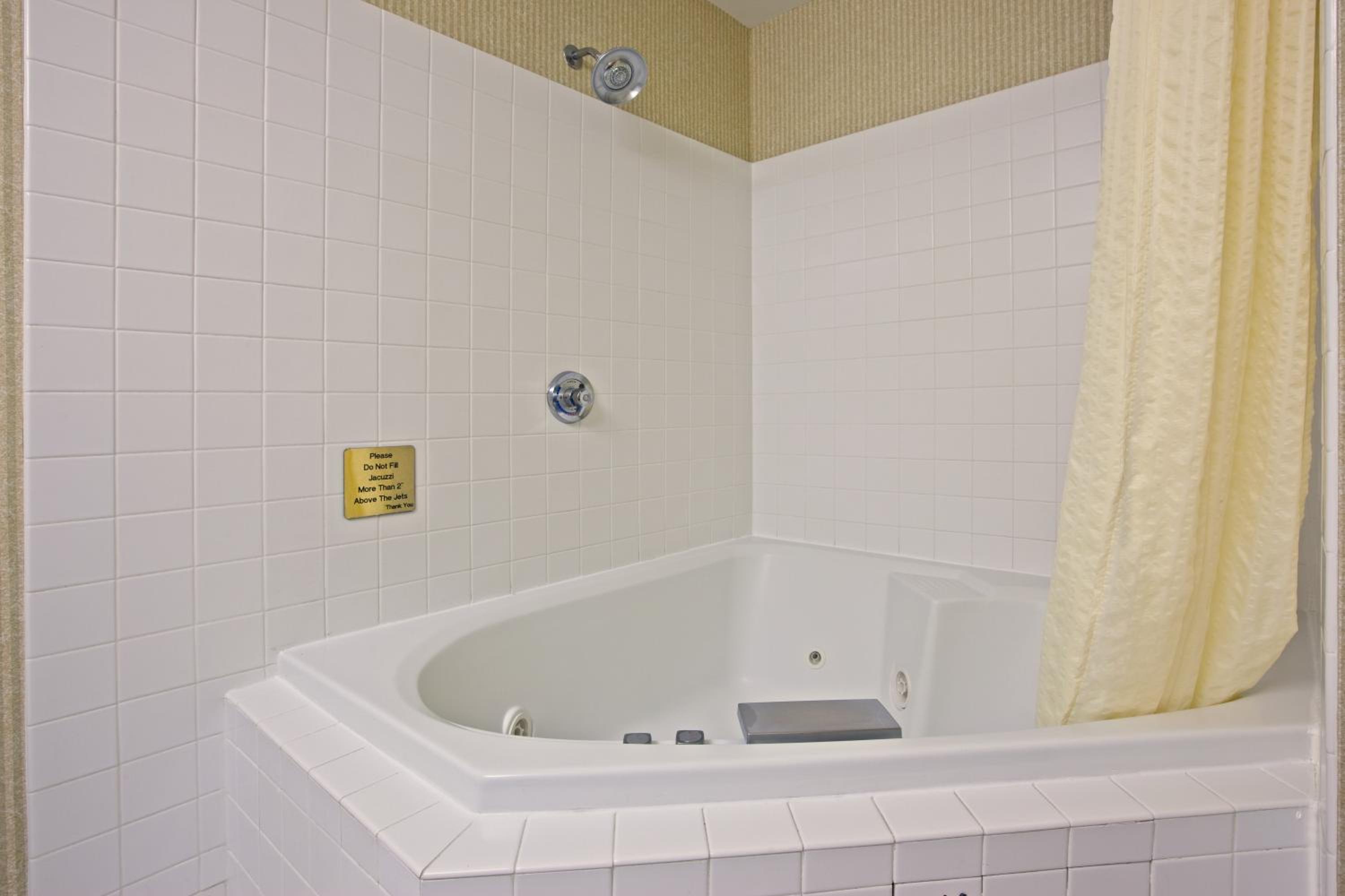 Queen Room with Two Queen Beds  and Whirlpool Tub - Non-Smoking - Photo 2