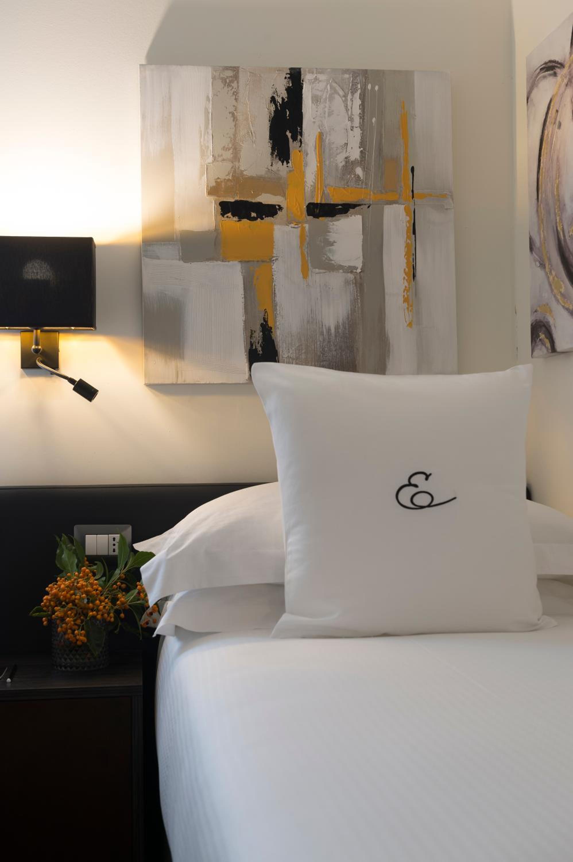 Small Double Room thumbnail 6