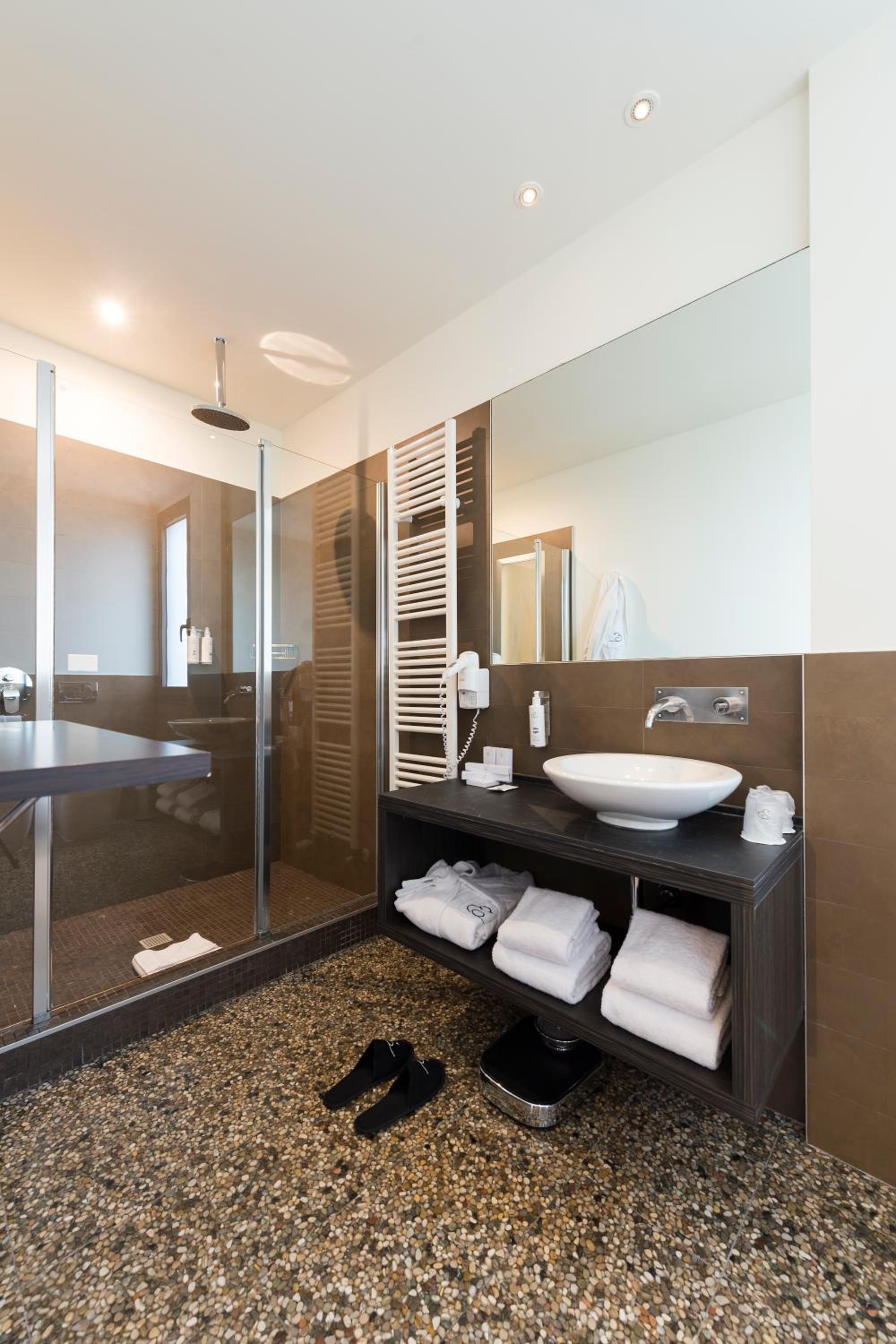 Suite - Photo 15