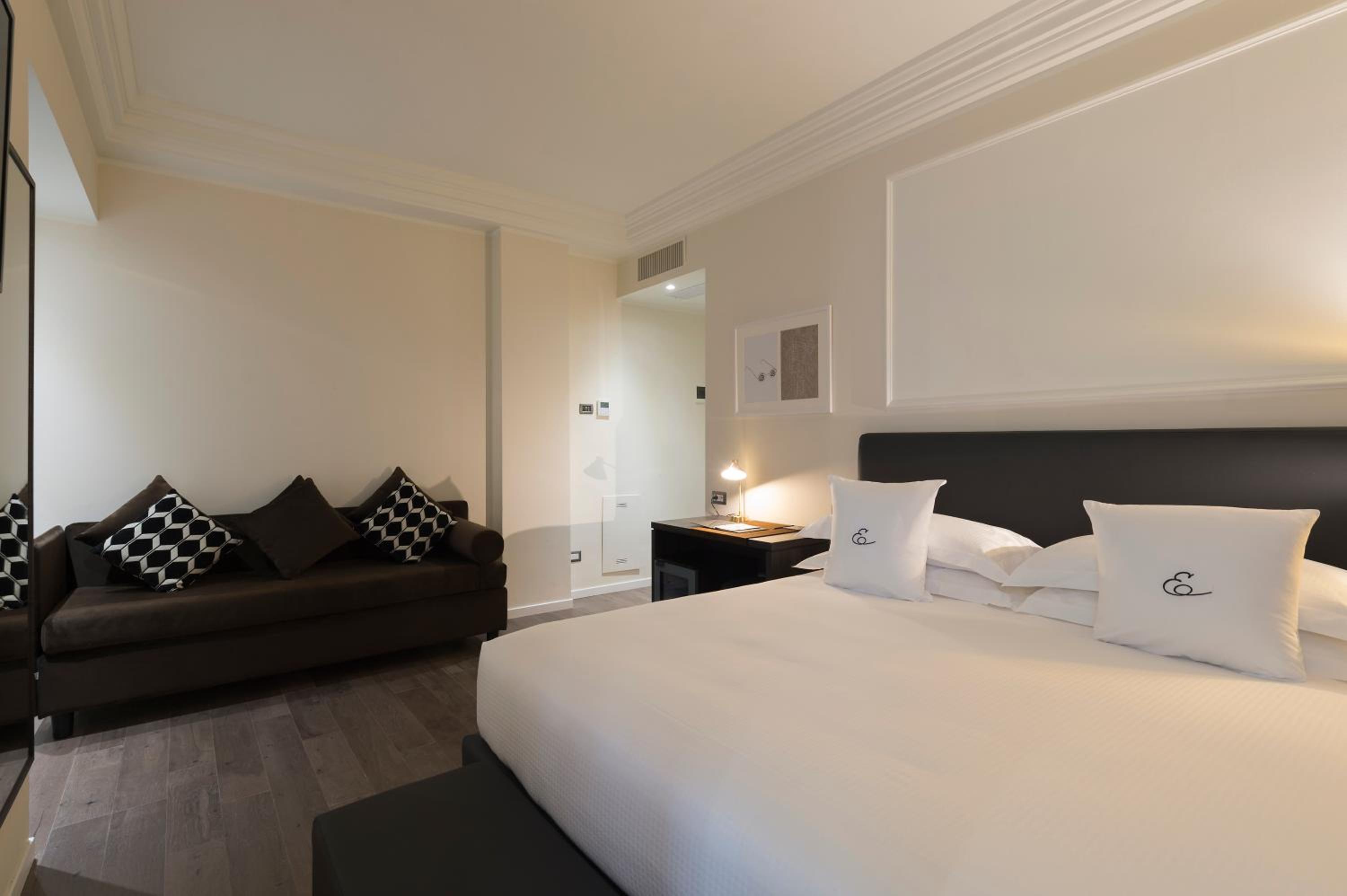 Superior Double or Twin Room with City View - Photo 6