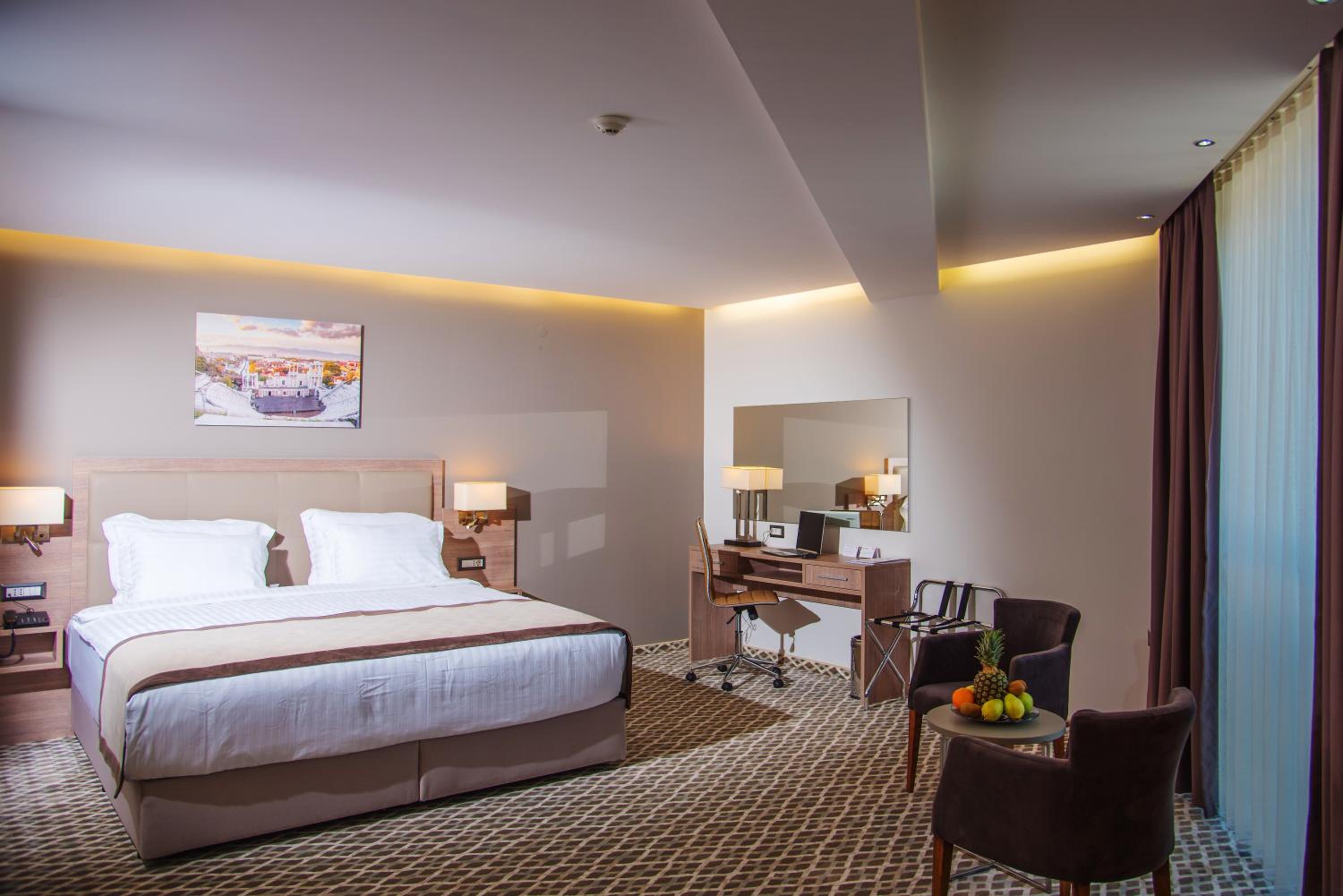Deluxe King Room - Non-Smoking - Photo 2