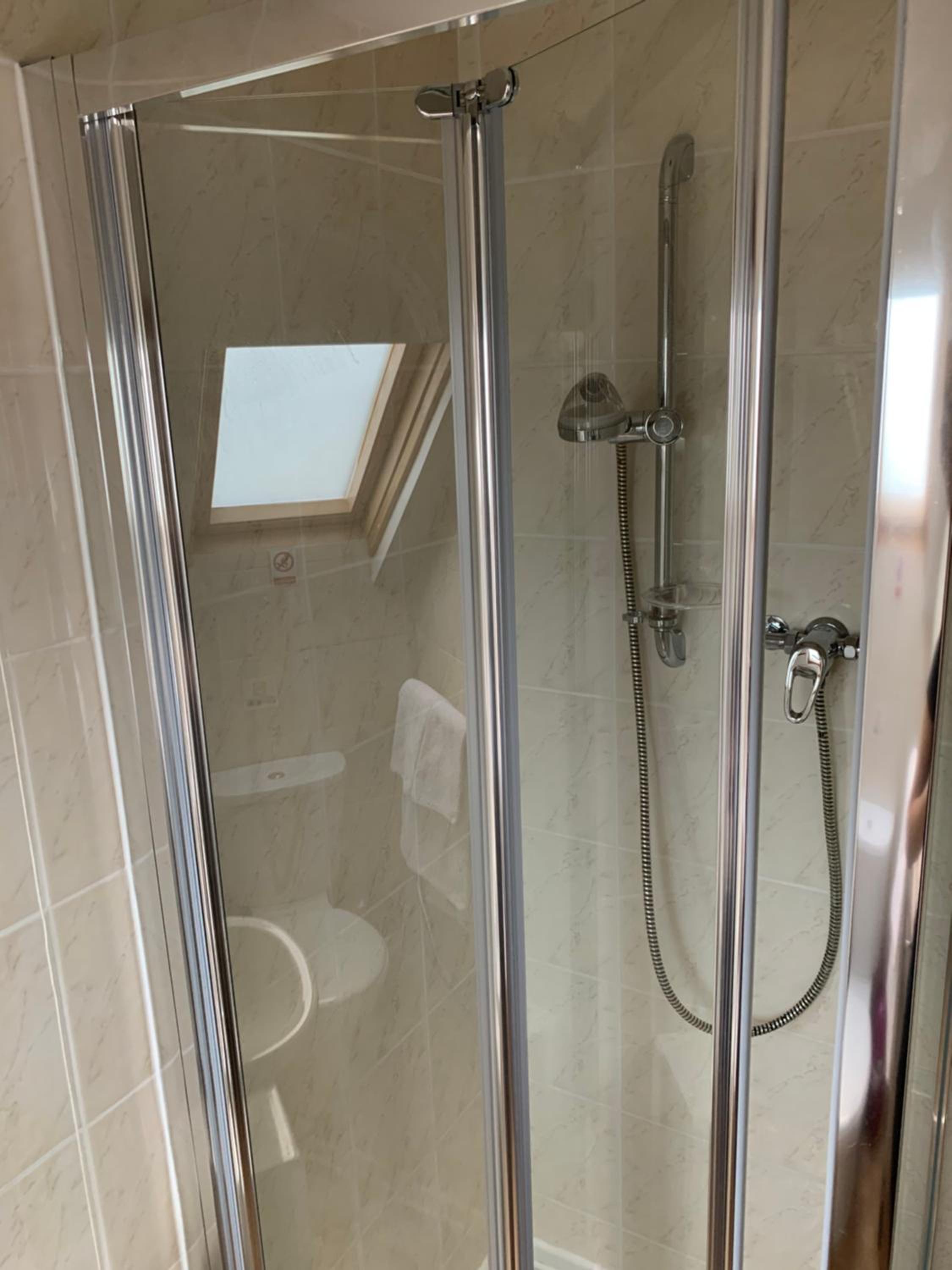 Attic Triple En-Suite with Kitchenette - Park View - Photo 6