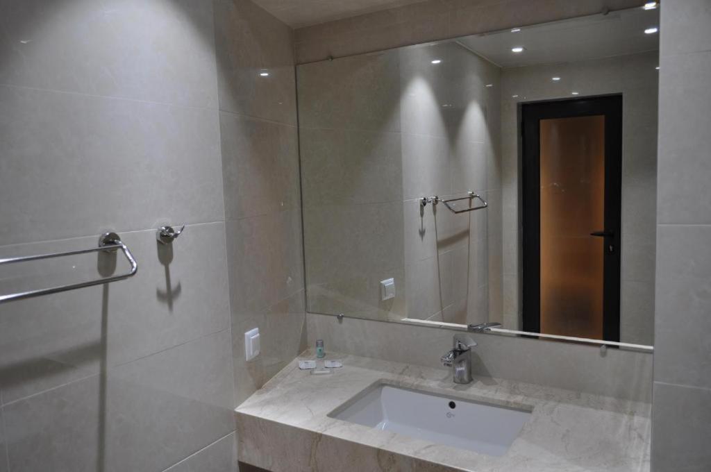Double Room with Balcony and Sea View - Photo 6