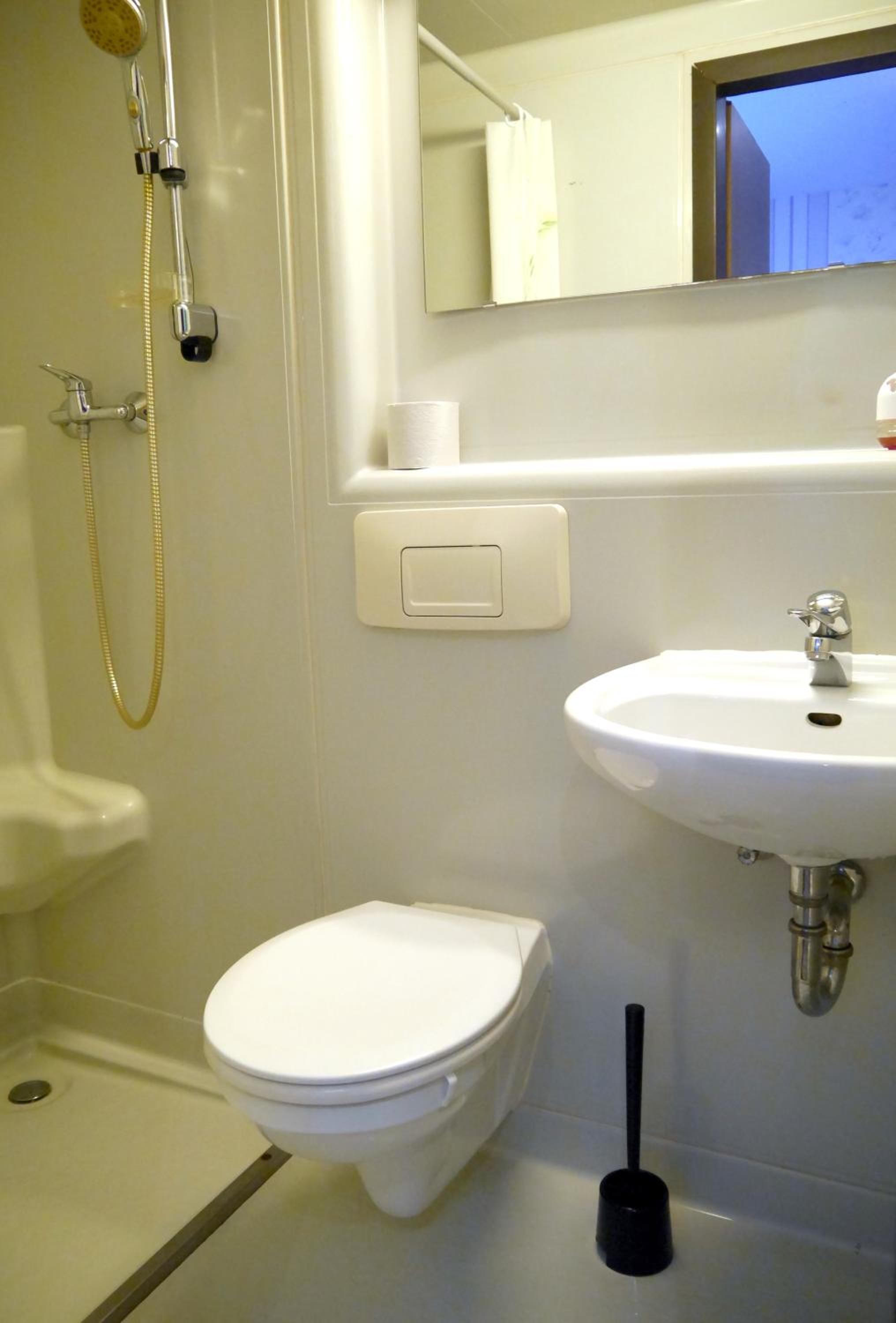 Standard Twin Room - Photo 3