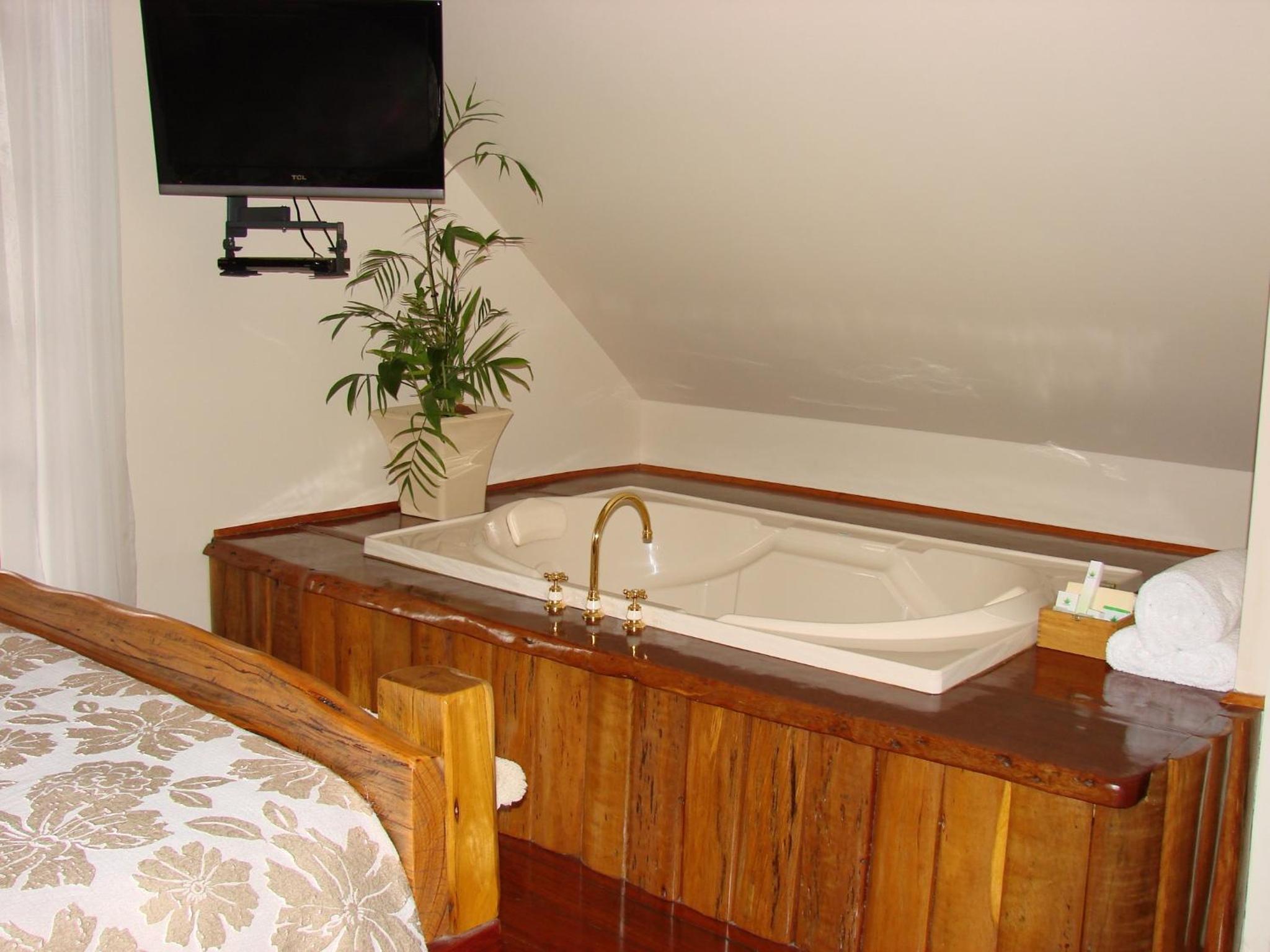 Deluxe Queen Room with Garden View photo 3