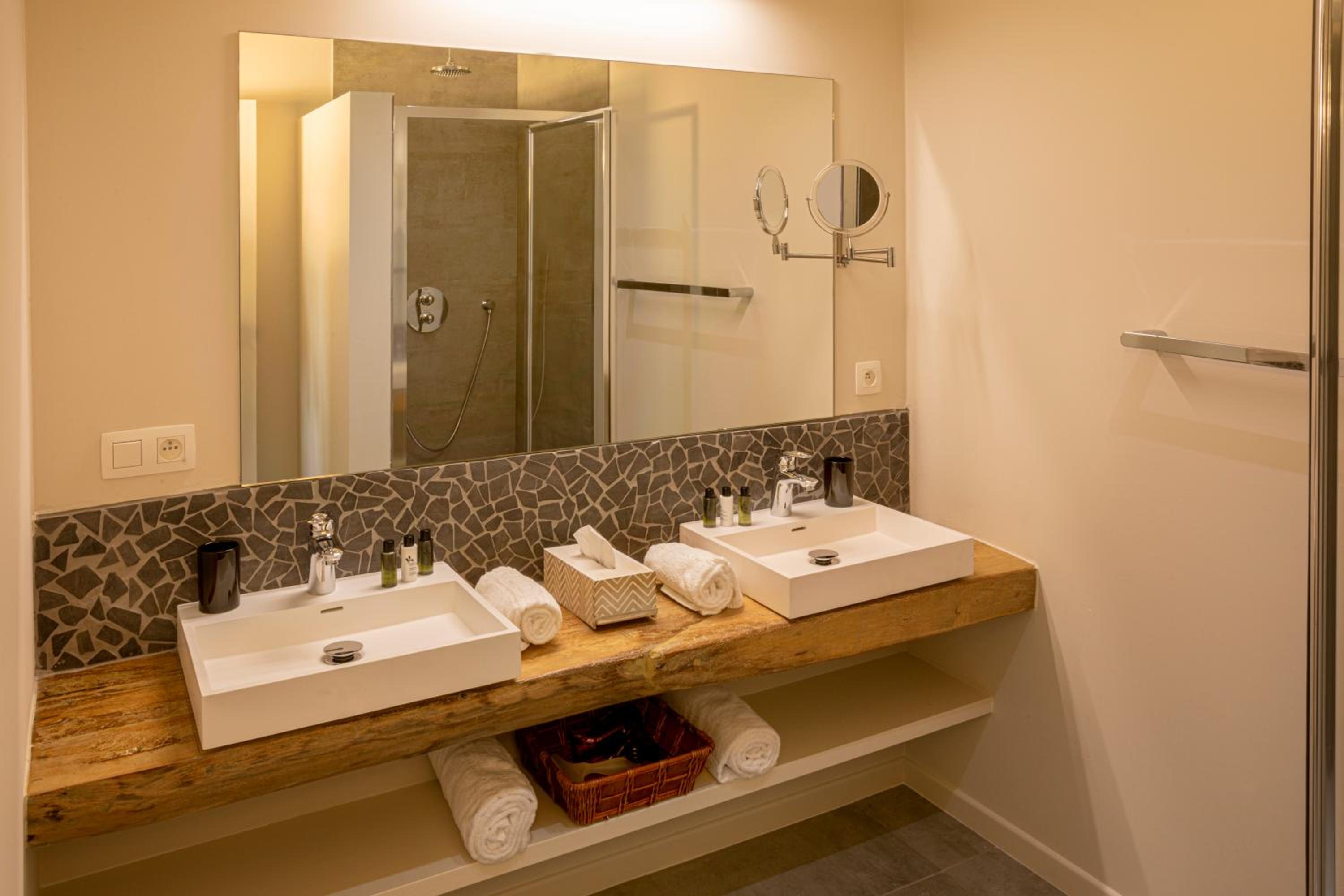 Deluxe Double Room with Balcony photo 2