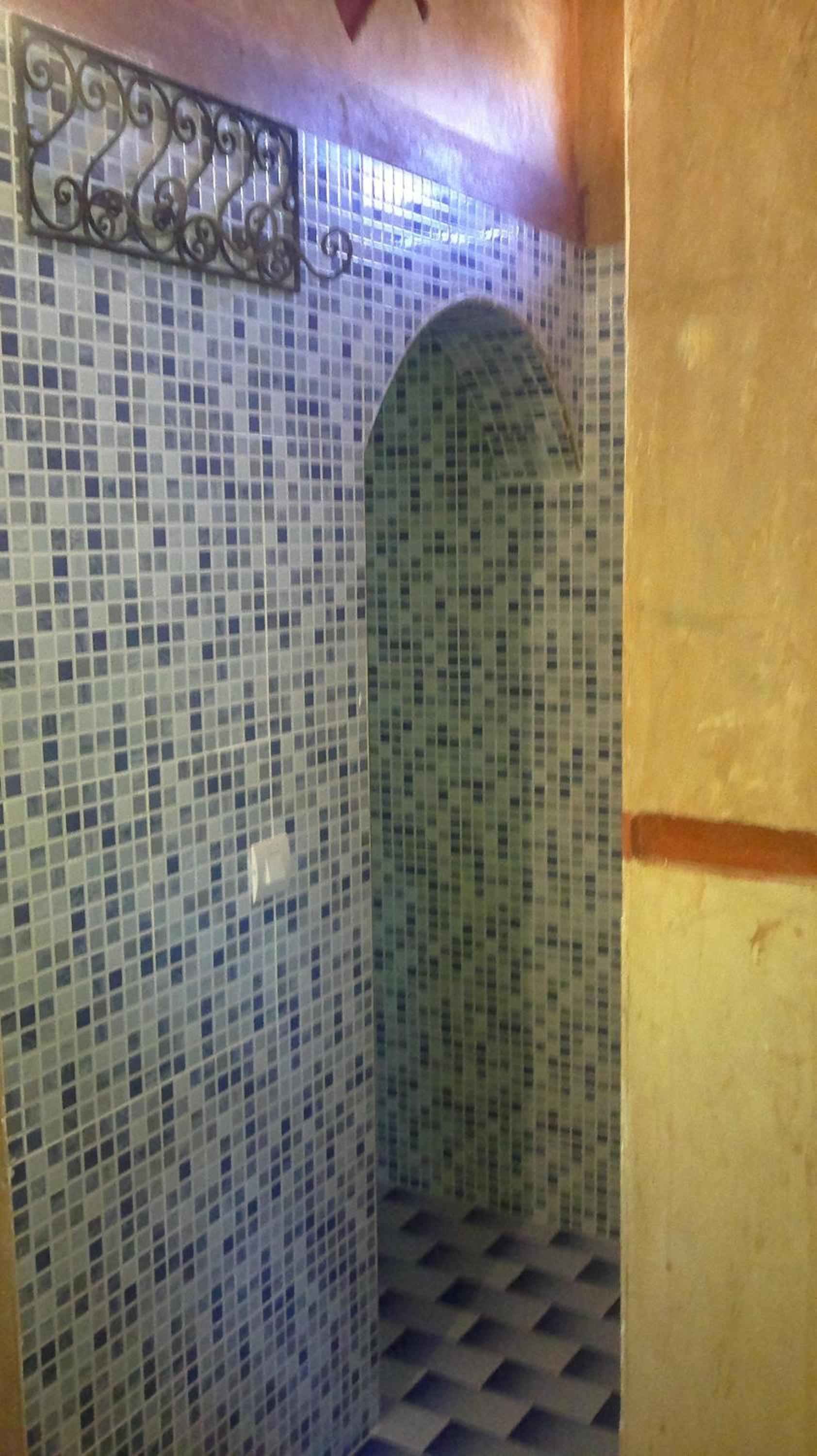 Suite with Balcony - Photo 11