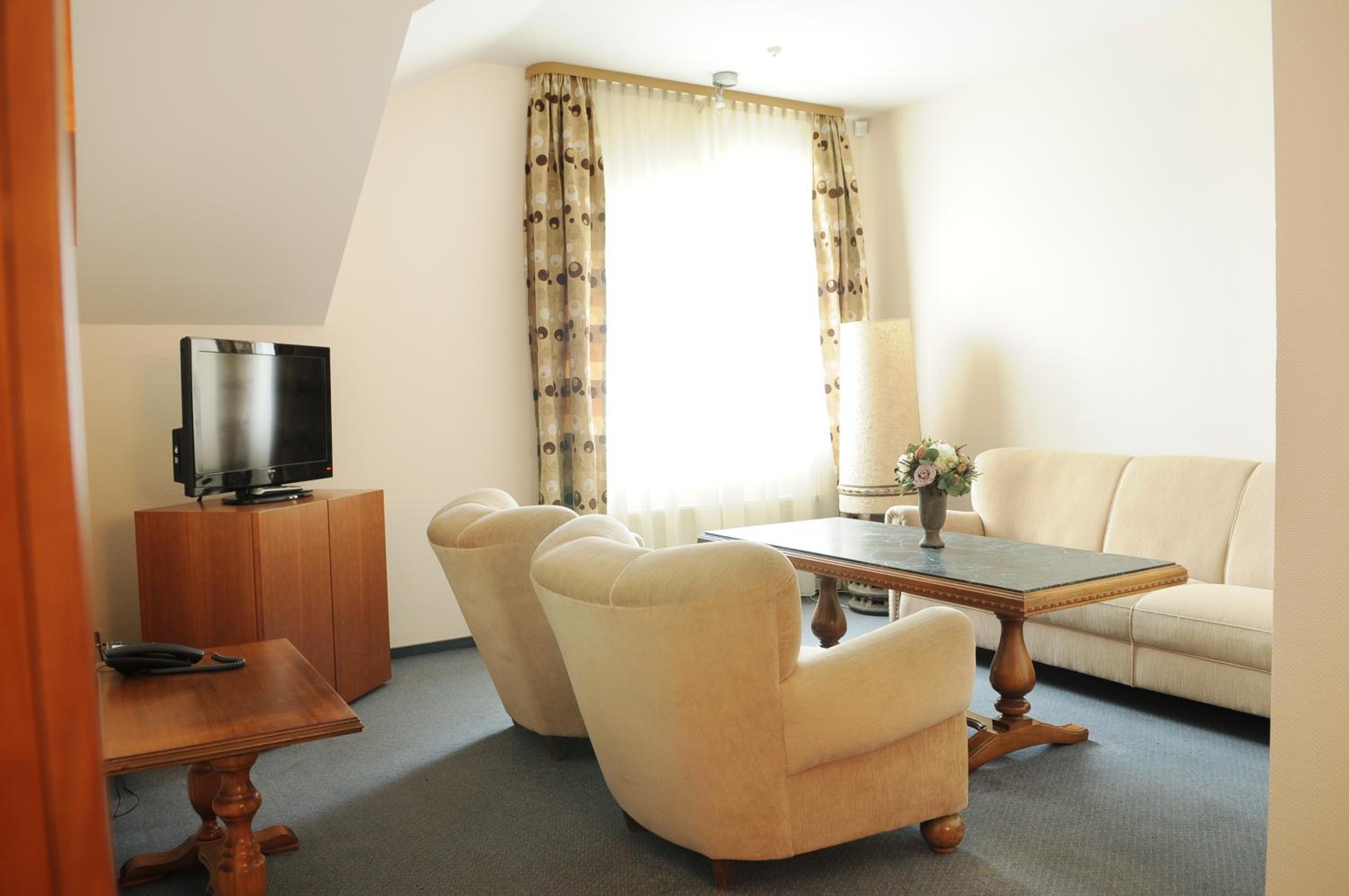 Suite - Photo 1