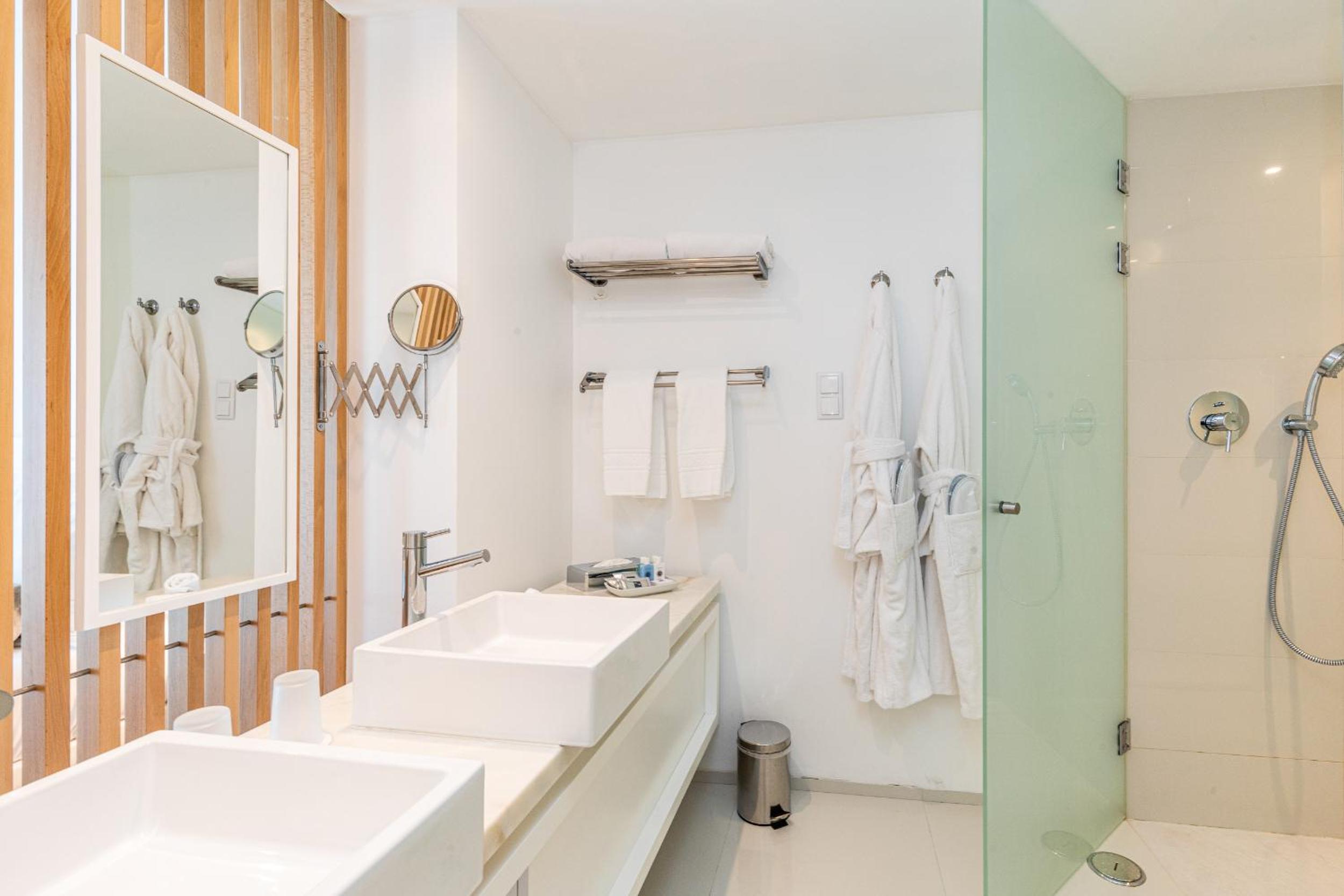 Classic Double or Twin Room with Race View photo 3