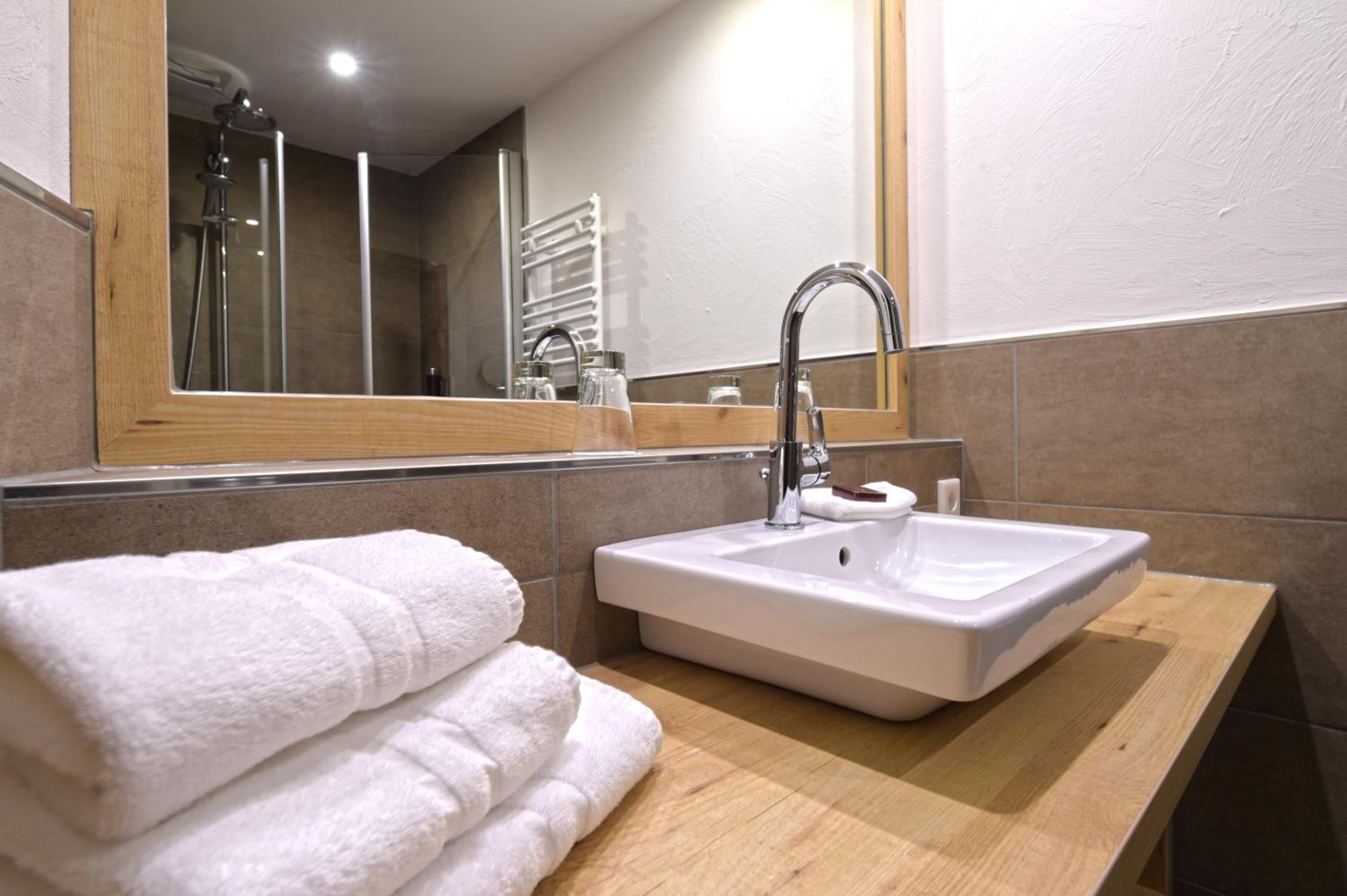 Deluxe Double Room (2 Adults + 1 Child) photo 2