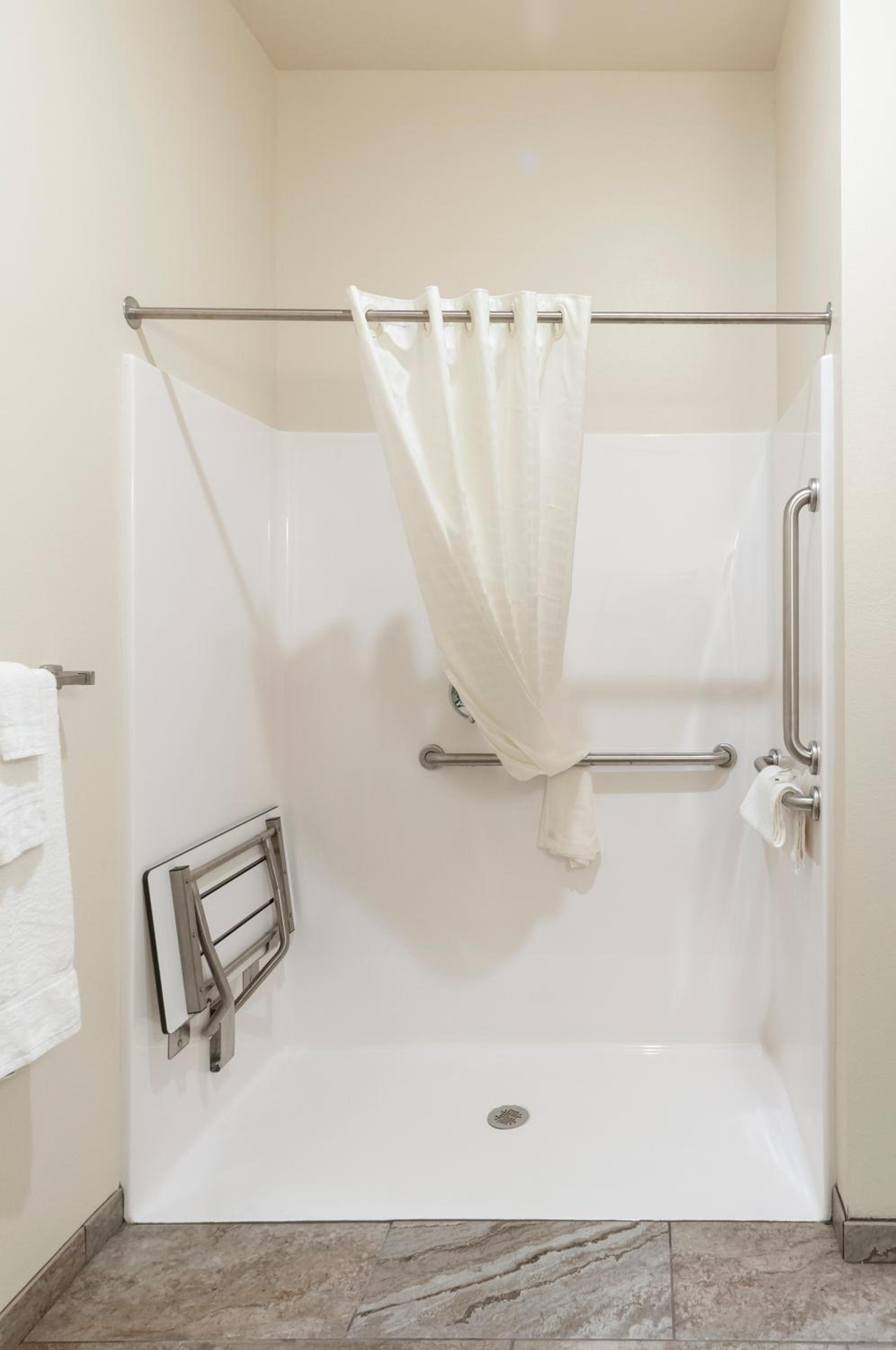 Queen Room - Disability Access - Photo 4
