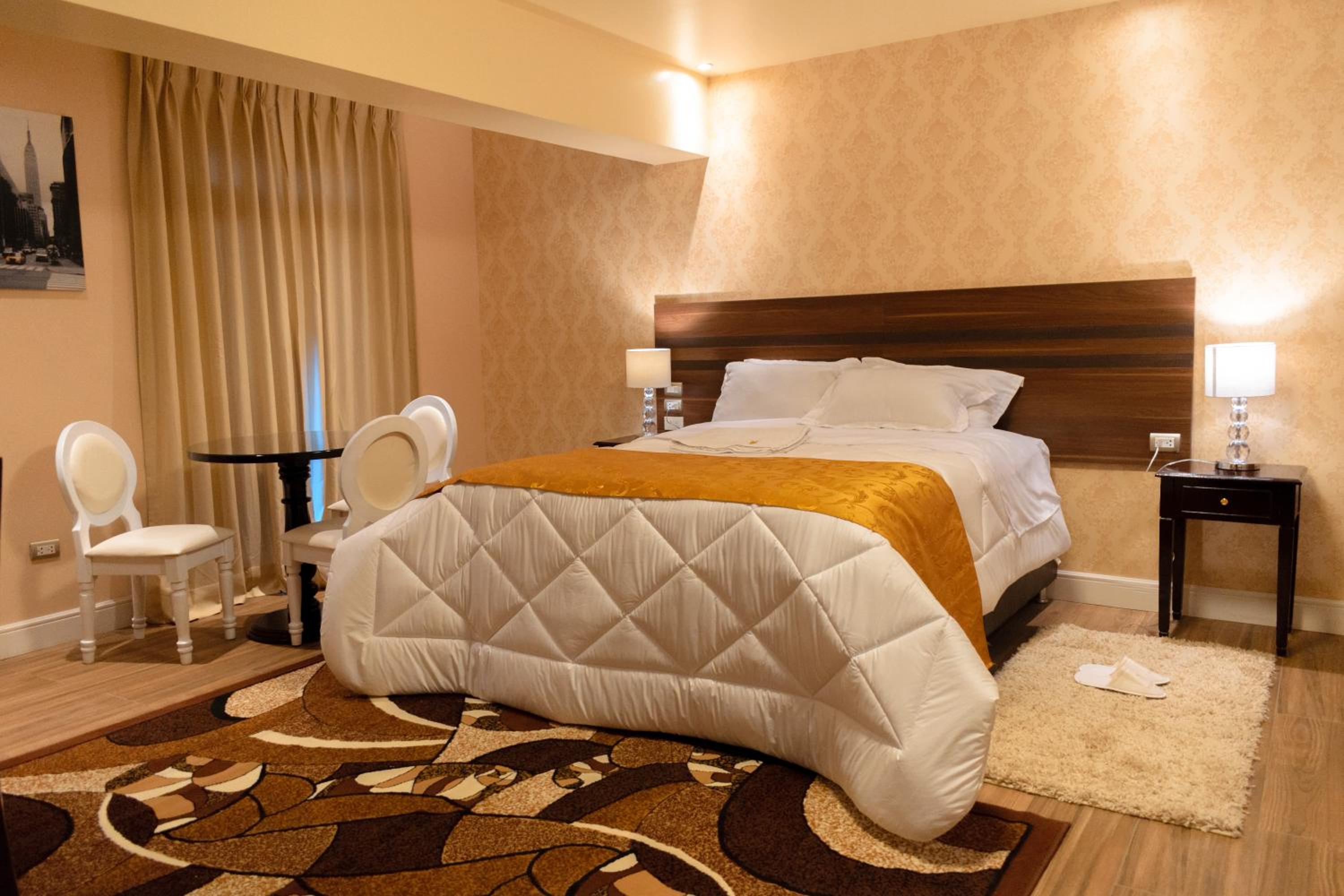 Queen Suite with Spa Bath