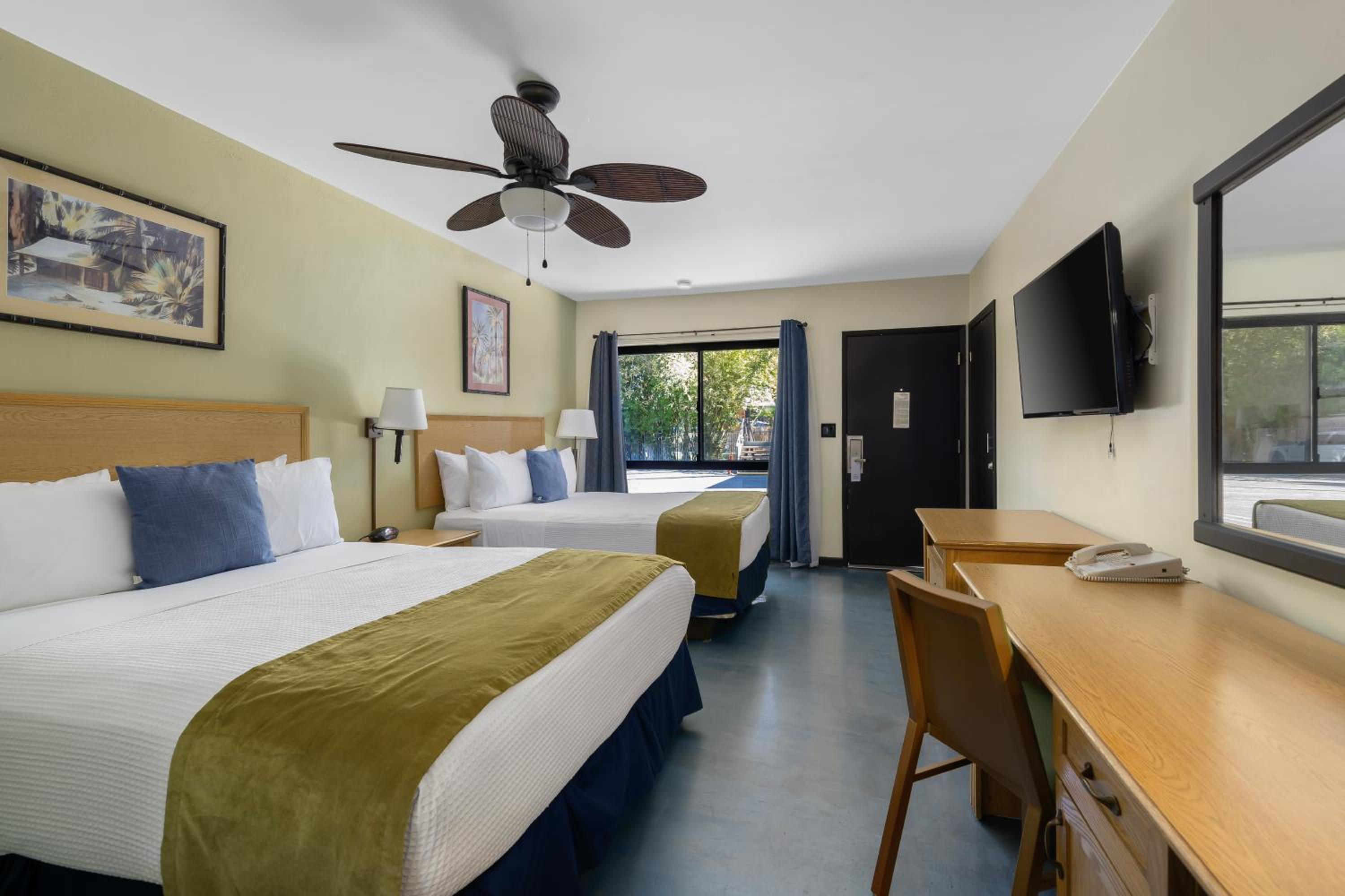 Deluxe Queen Room with Two Queen Beds - Photo 4