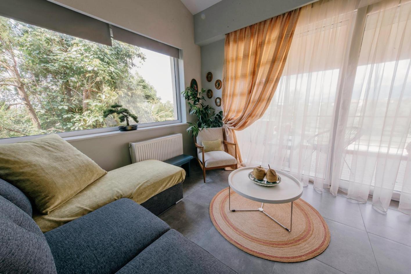 One-Bedroom Apartment - Photo 2