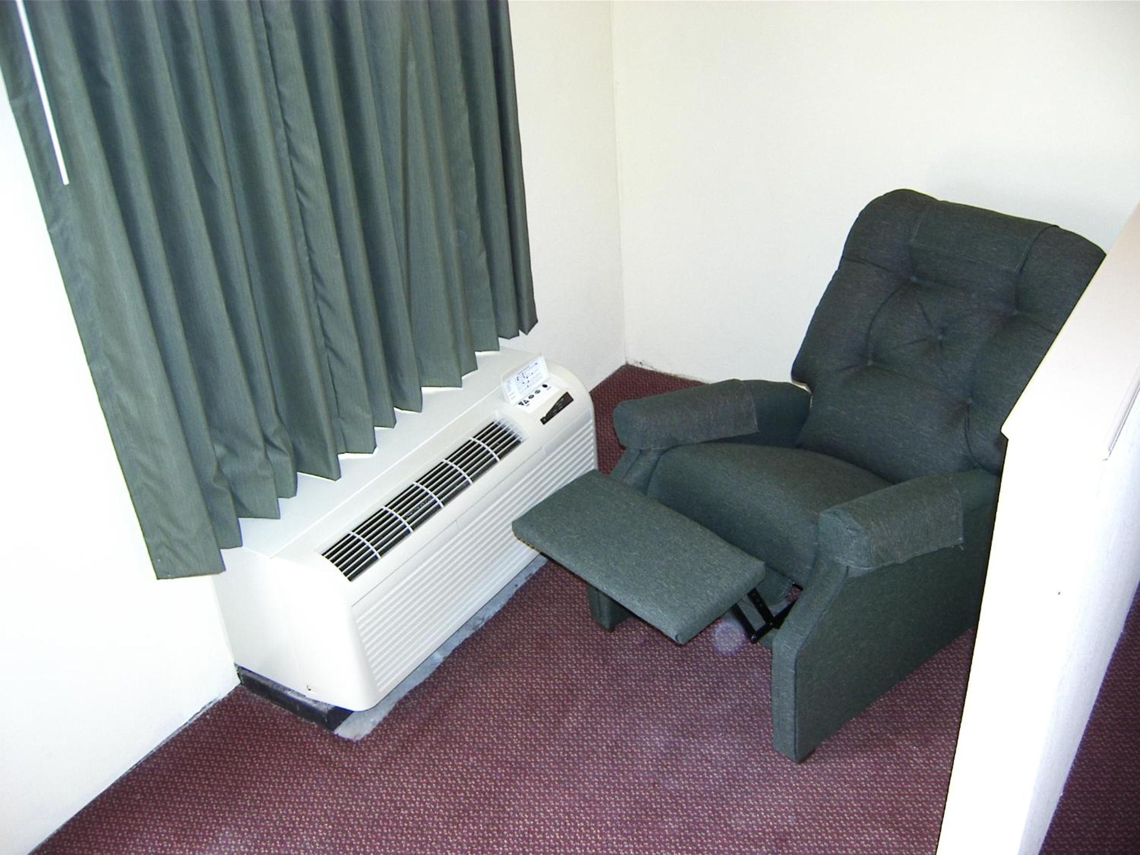 King Suite with Whirlpool - Top Floor/Non-Smoking photo 1