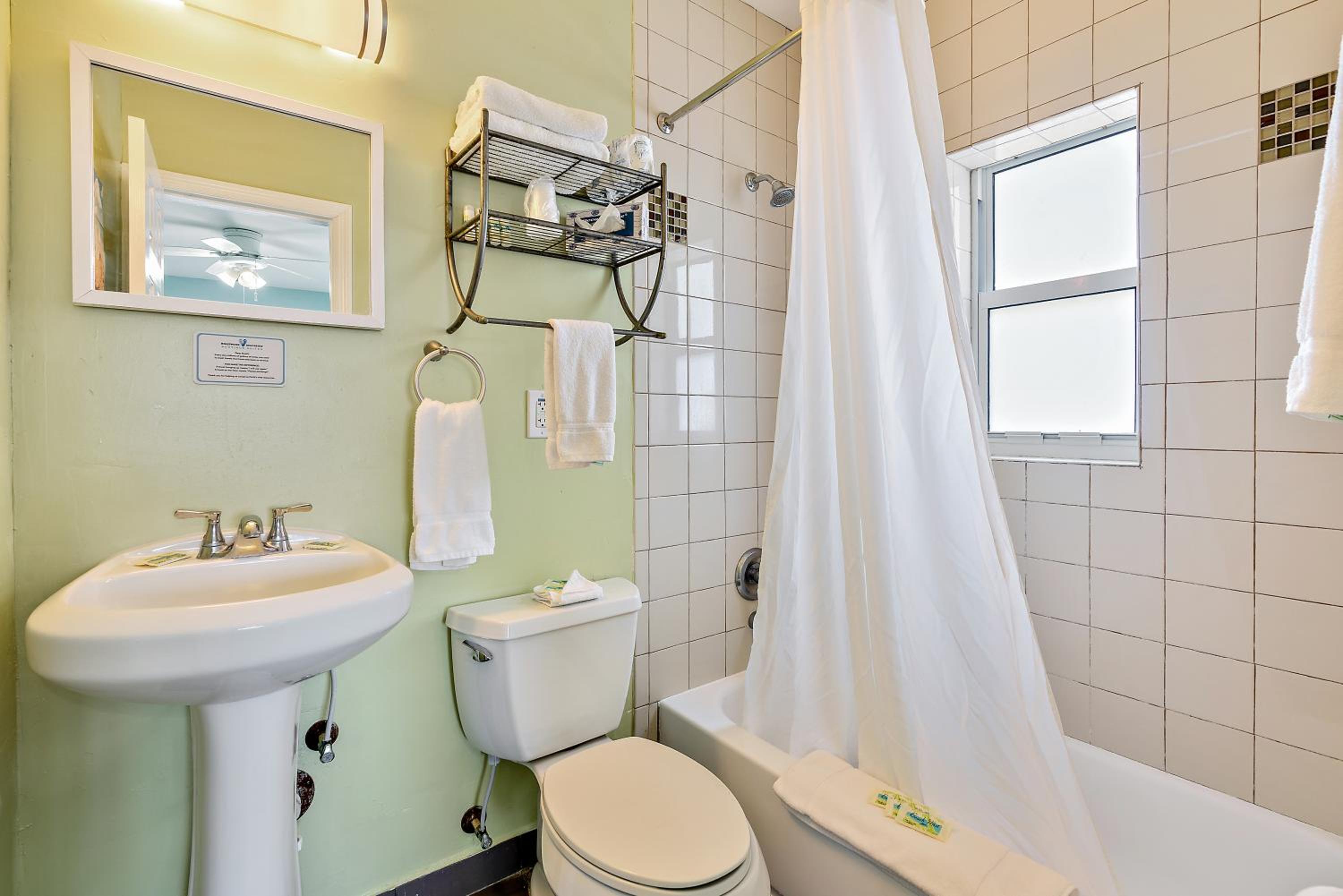 One-Bedroom Suite - Photo 8