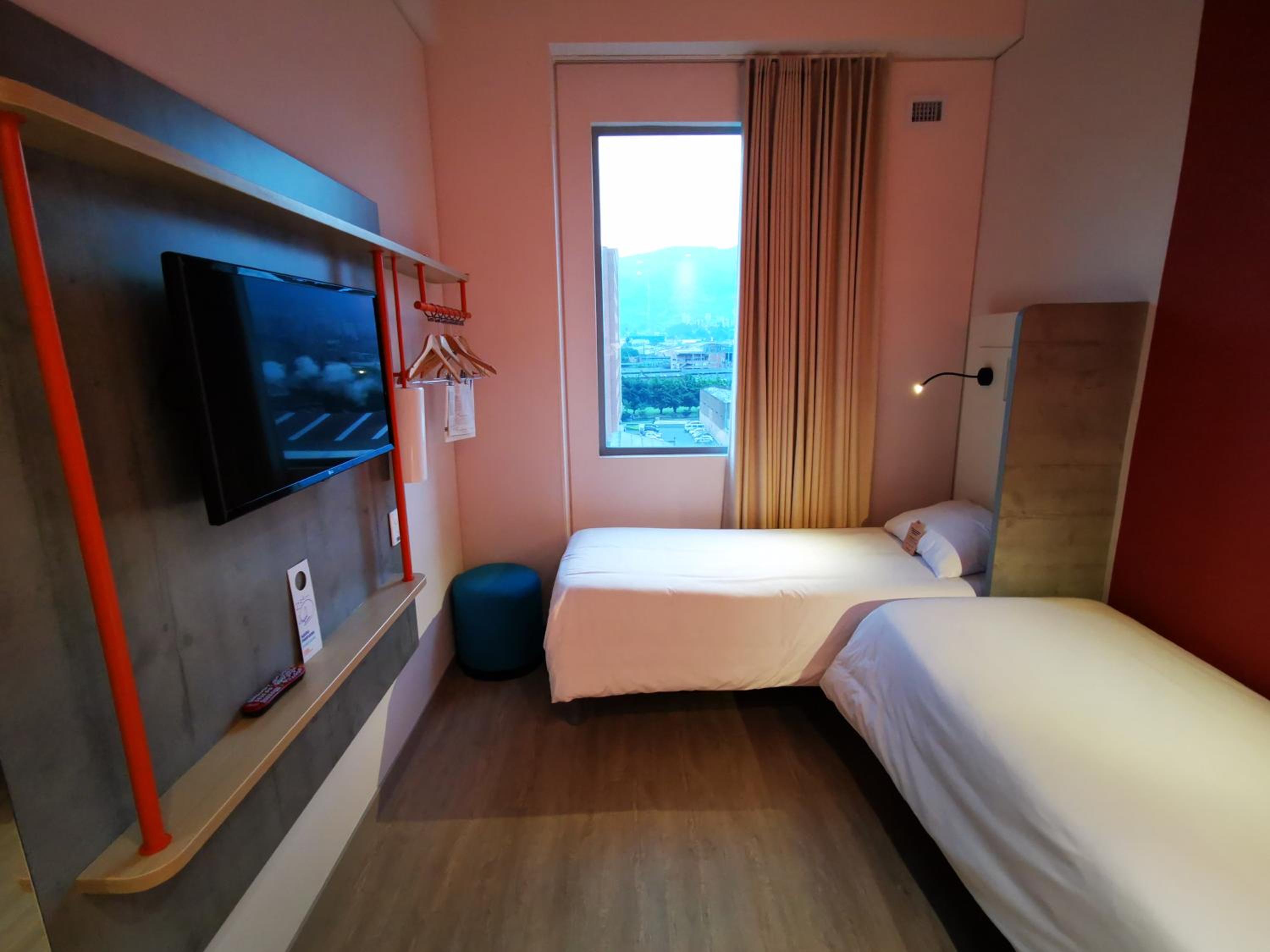Standard Twin Room - Photo 2