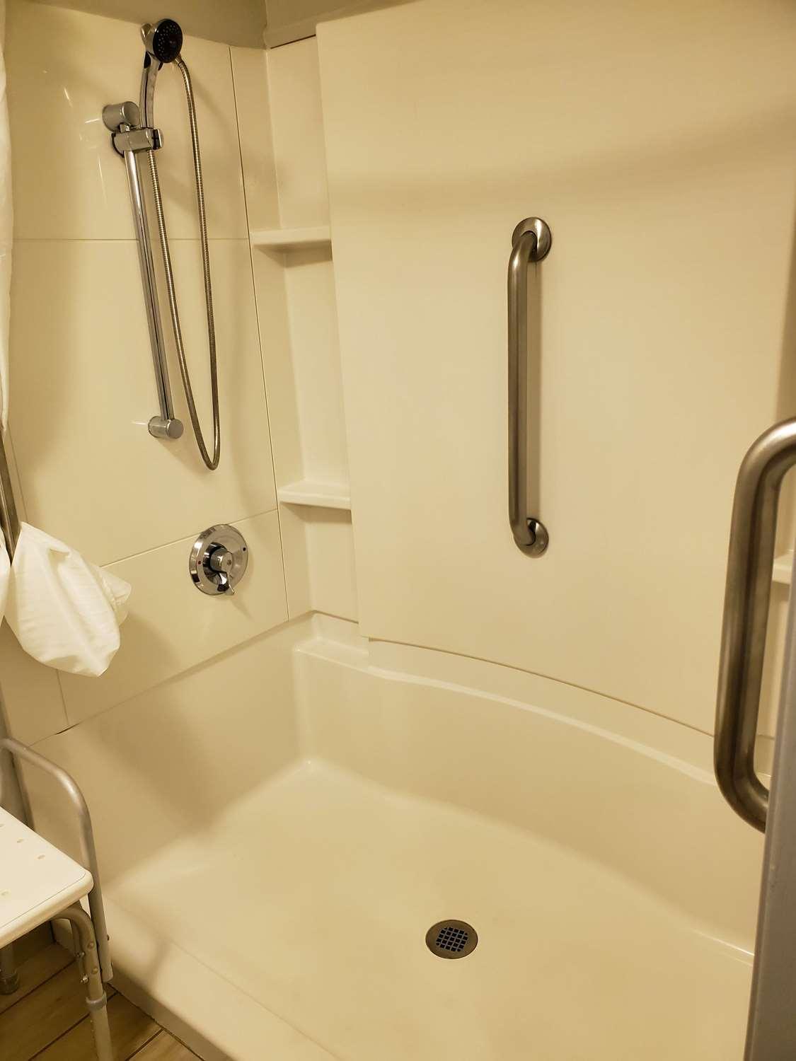 King Room with Roll-in Shower - Disability Access/Non-Smoking - Photo 5