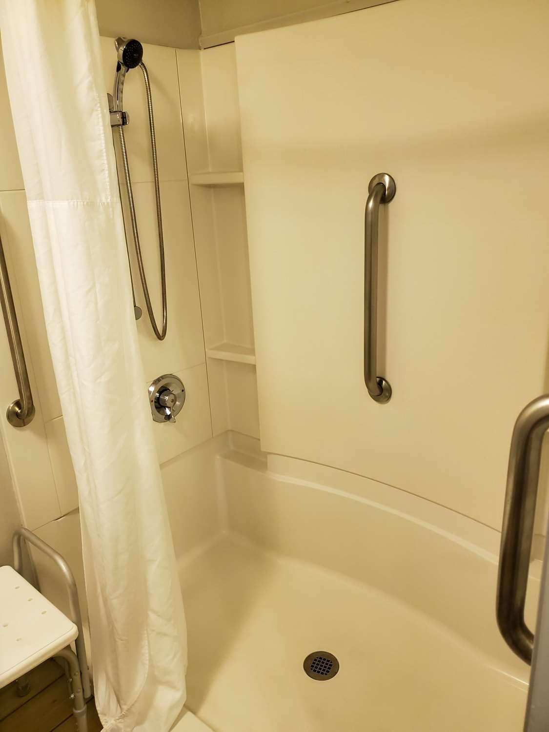 King Room with Roll-in Shower - Disability Access/Non-Smoking - Photo 11