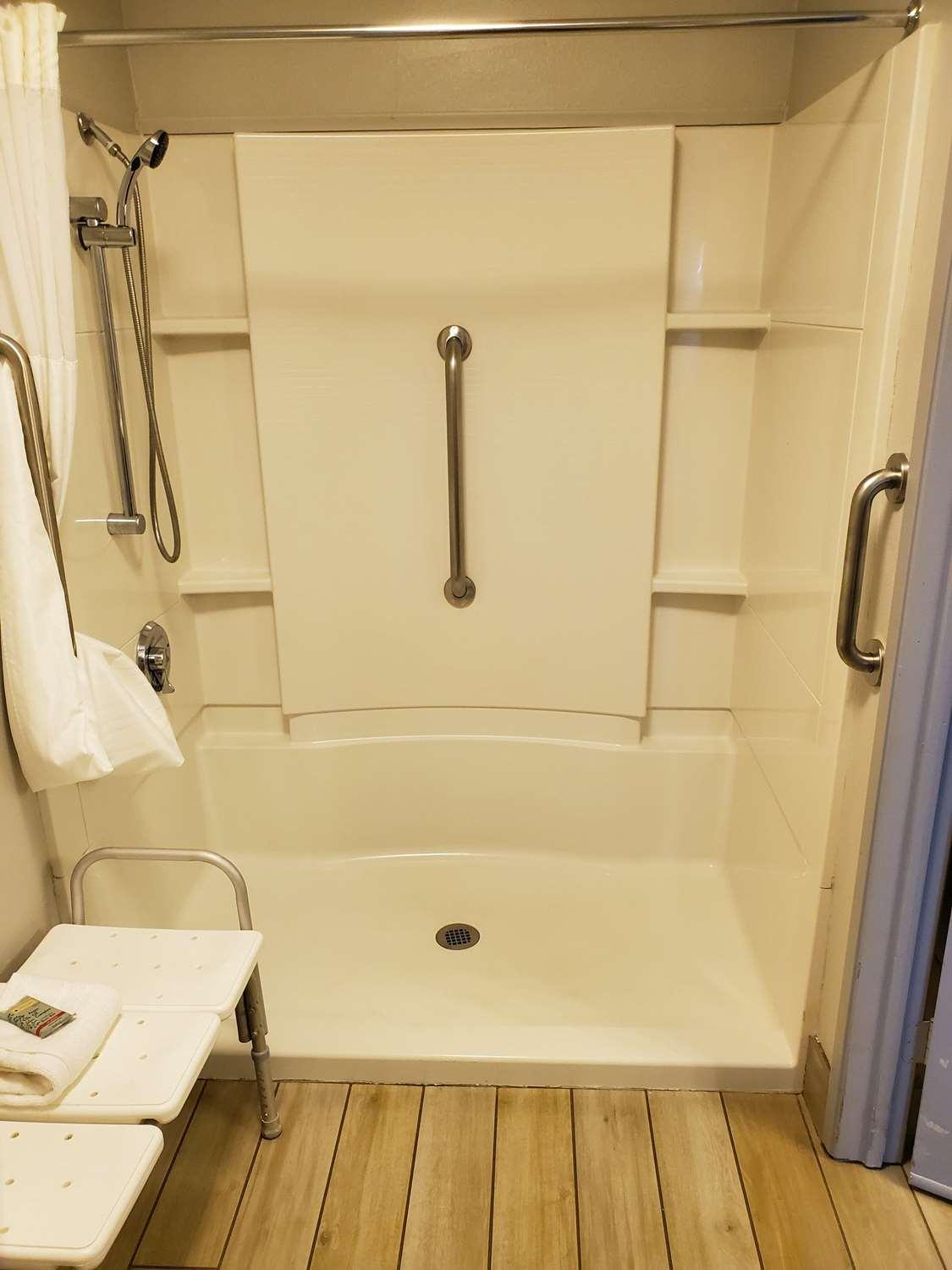 King Room with Roll-in Shower - Disability Access/Non-Smoking - Photo 4