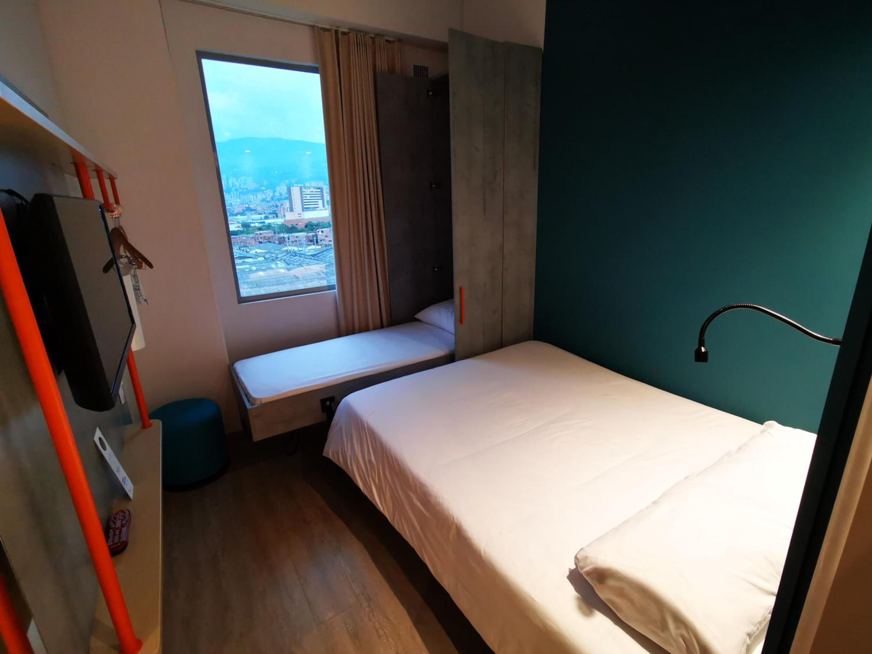 Standard Room with one double and one single bed - Photo 3